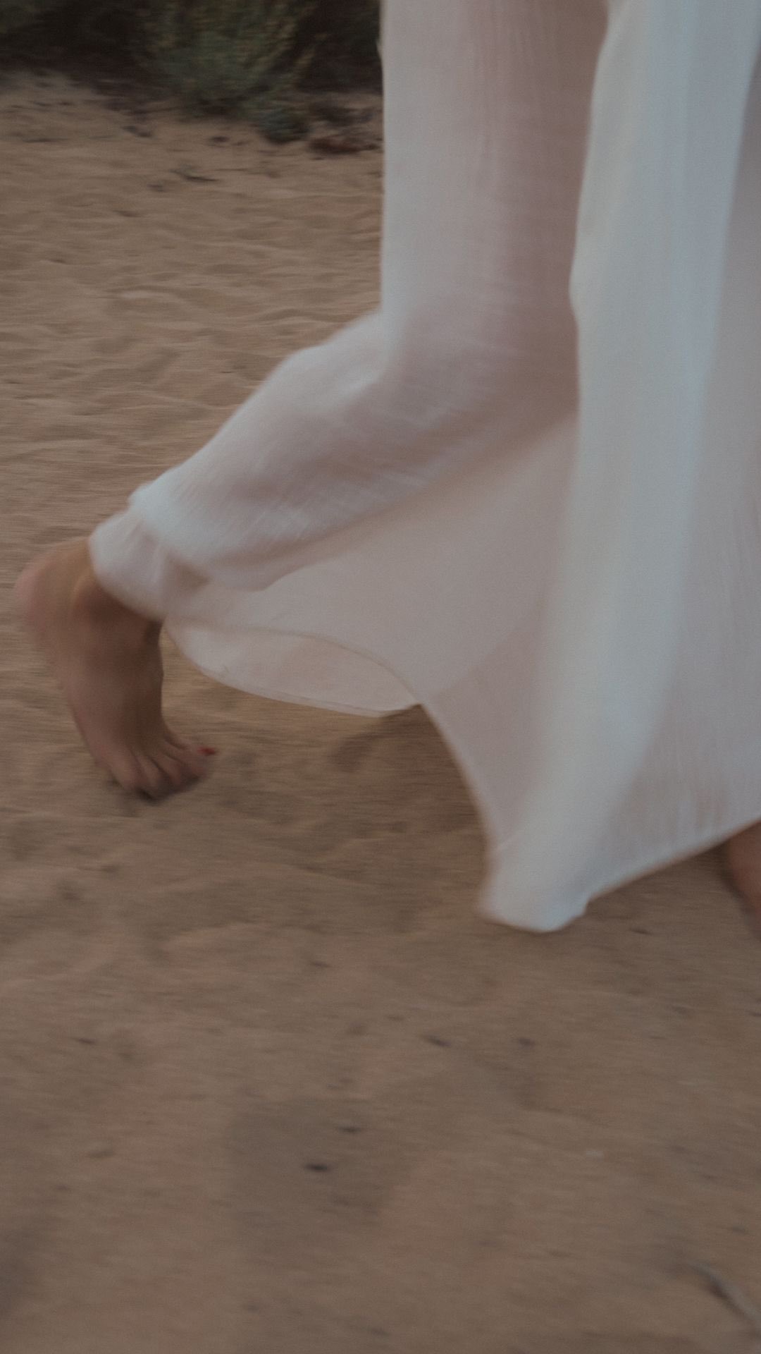 Ich weiß genau, wie es ist, sich zu verlaufen. Zu lange Kompromisse zu machen, zu funktionieren, zu hoffen, dass sich irgendetwas von selbst “erledigt” und fügt. Doch das Leben ist ehrlich – brutal ehrlich. Es wirft dir die Zeichen immer wieder vor die Füße: Unzufriedenheit, innere Leere, ständige Unruhe, hunderte Fragezeichen im Kopf… Nicht, um dich zu bestrafen. Sondern um dich wachzurütteln.
Ich habe gelernt: Wenn du den Ruf nach Veränderung ignorierst, wird das Leben lauter. Deutlicher. Unbequemer. Es wird dich so lange herausfordern, nerven und fordern, bis du endlich hinschaust, aufstehst und dich neu ausrichtest. Bis du aufhörst, gegen dich selbst zu kämpfen – und beginnst, wirklich zu leben.
Wenn du dich leer fühlst, wenn du ständig auf etwas wartest, (was womöglich niemals kommt), dann ist das kein „dann ist es eben so - Teil des Lebens“. Es ist deine Einladung, dich neu zu entdecken. Dich daran zu erinnern, wer du wirklich bist. Und dein volles Potenzial endlich zu entfalten.
Also hör auf, auf bessere Zeiten zu warten.
Hör auf, Ausreden zu finden.
Und fang an, die Zeichen ernst zu nehmen.
Du kannst dich heute entscheiden, neu loszugehen. Deine Seele weiß längst, was du brauchst. Du darfst nur noch den Mut haben, ihr zu folgen.
Ich glaub an dich.
Und ich weiß: Auf der anderen Seite deiner Angst wartet dein wahres Leben.
I am here for you.
Love, Lisa ?
SELBSTVERWIRKLICHUNG
HERZENSWEG
INSPIRATION
#selbstentfaltung #seelenweg #transformation #reconnectyourself #mentoring