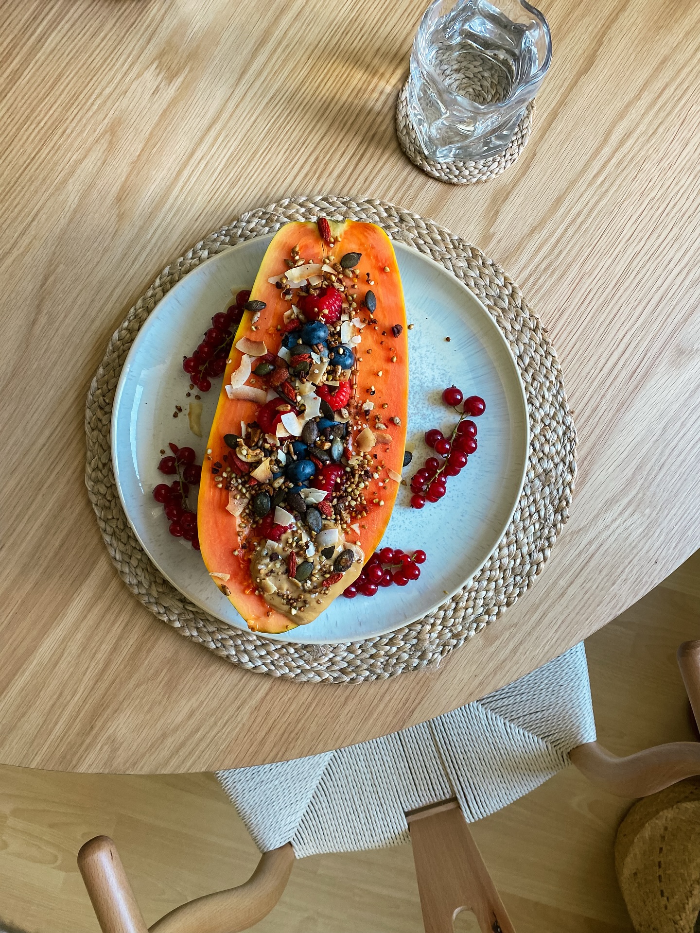 Papaya Bliss Bowl ?✨
Mein fruchtigster Gute-Laune-Start in den Tag ? – eine Papaya gefüllt mit cremigem Kokosjoghurt, bunten Beeren & crunchy Toppings. So schmeckt Sommer, egal wie das Wetter ist (hat mir den Juli gerettet) ??
Ganz viel Freude beim Nachmachen & Genießen,
deine Mirjam ?