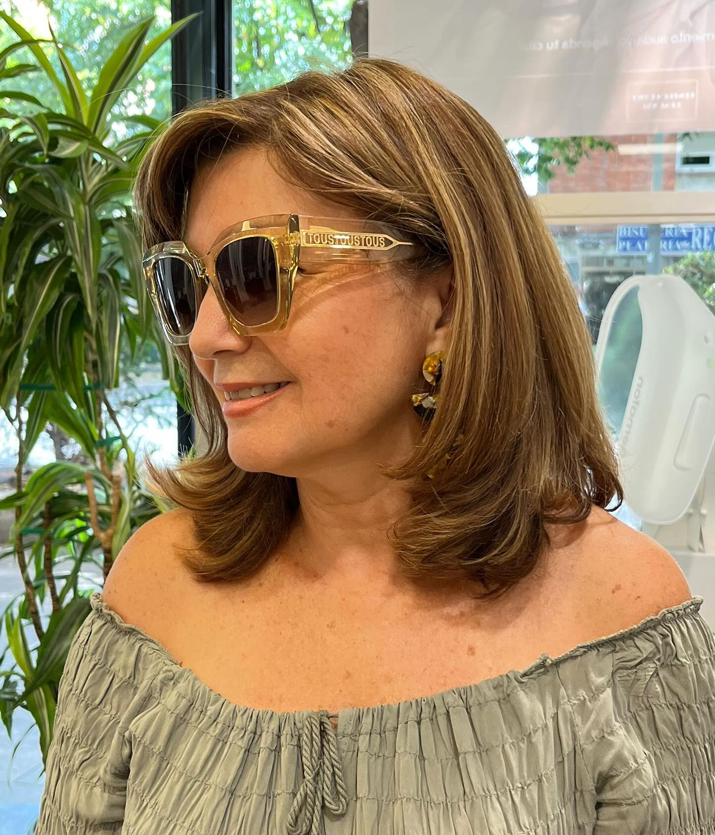 ✨ El verano va llegando a su fin y septiembre está a la vuelta de la esquina… la rutina nos espera ?. Pero aún estamos a tiempo de ponerle un toque de color a cada día con los complementos perfectos.
? Nuestra nueva colección de gafas de sol TOUS llega con diseños llenos de estilo que iluminan cualquier look, ¡y no hay mejor momento para hacerte con ellas!
? Porque aunque el calendario diga que se acaba el verano, siempre podemos seguir brillando un poquito más.
Y qué decir de nuestra modelo… ¡simplemente radiante! ? Ella es la mejor muestra de que un buen accesorio no solo complementa, sino que transforma.
? Descubre la colección y dale color a tu vuelta a la rutina.
#TOUS #NuevaColección #GafasDeSol #SeptiembreConEstilo