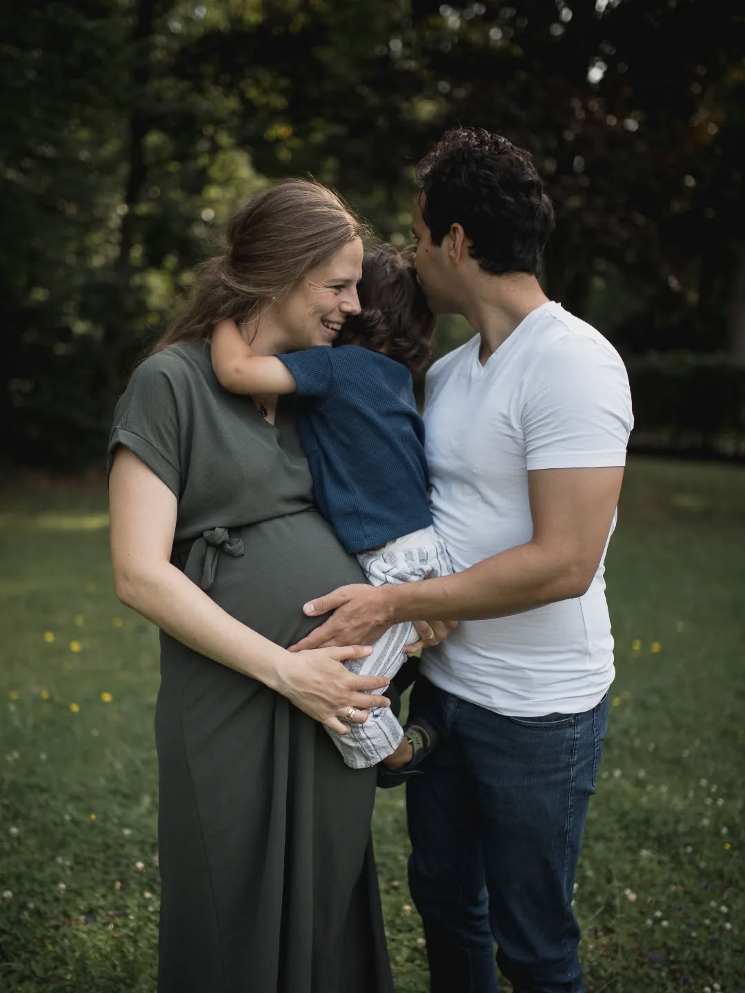 ✨ Babybauchliebe und (bald) Geschwisterglück ✨
Ein neues kleines Wunder ist unterwegs – und die Vorfreude wächst nicht nur im Bauch, sondern auch im Herzen des großen Geschwisterchens. 🤍 Diese besonderen Momente voller Nähe, Liebe und Erwartung halte ich für euch fest – ganz natürlich, einfühlsam und zeitlos.
Mir ist es dabei ein Herzensanliegen, die Kleinsten zu schützen. Auch wenn Eltern mir ihr Einverständnis zur Veröffentlichung geben, werde ich niemals das Gesicht eines Kindes im Netz zeigen. So wahre ich die Privatsphäre der Kleinsten. 🌿
Danke für euer erneutes Vertrauen @larissa.r.damasceno
#babybauchshooting #geschwisterliebe #vorfreude #babybauchfotografie #familienglück #bauchshooting #fotografinmitherz #natürlichefotografie #babybauchfotos #geschwisterglück #familienfotografie #schwangerschaftsfotografie #liebeimbild