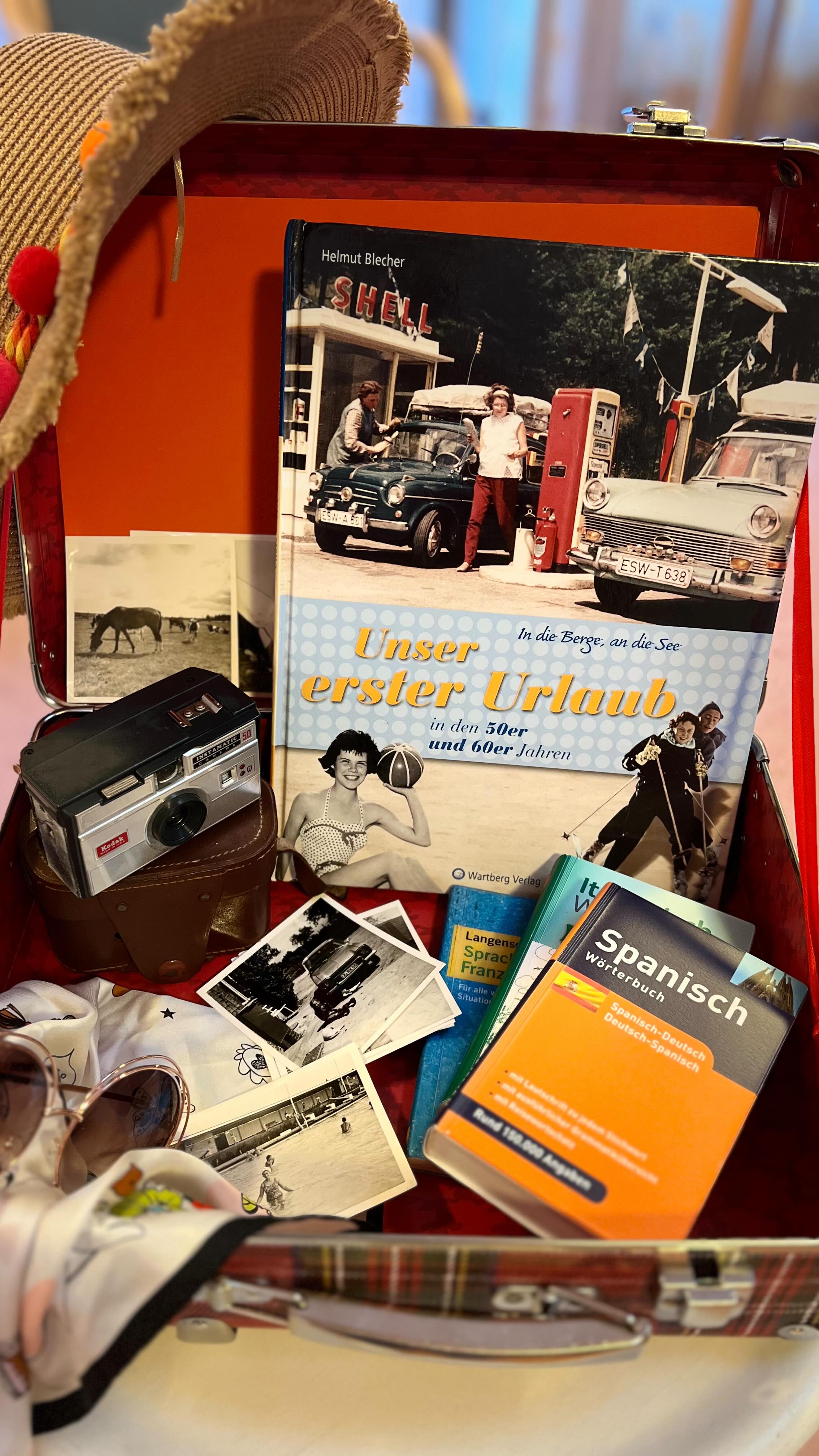 🌴✨ KURZURLAUB IM SIEVERSHOF ✨🌴
📅 Vom 23.08. bis 25.08.2025 gingen wir auf eine kleine Reise – ganz ohne Kofferpacken! 🎒✈️
👉 Wir genossen drei besondere Tage:
🍴 Am Samstag starteten wir mit
„Eat the World“ 🌍🍲 – wir probierten Köstlichkeiten aus aller Welt! 😋🥢🍛
🙏 Am Sonntag gingen wir
mit Gott als Reiseleiter 🧭💫 und entdeckten wir, wie er unsere Lebensreise zum guten Ziel führen möchte. ✝️❤️
📸 Am Montag, gingen wir auf eine Erinnerungsreise 🌸🕰️ – Urlaub damals & heute
Es war eine schöne Zeit, voller Gemeinschaft, Erinnerung, Lachen und Freude! 🙏🏻✨