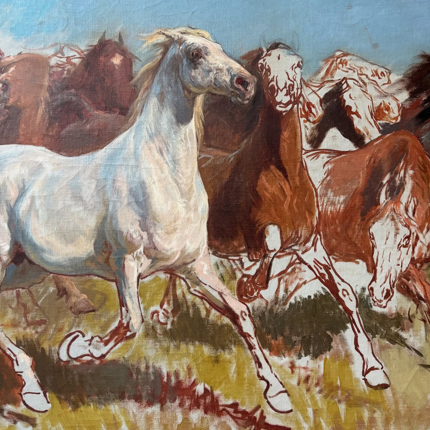 Détails de la dernière œuvre touchée par Rosa Bonheur avant son décès, ces chevaux sauvages fuyant l’incendie fascinent.
Son aspect inachevé rend la toile complètement avant-gardiste.
Elle nous donne à voir chaque coup de pinceau de l’artiste, chaque geste, savamment maîtrisé.
Elle nous montre aussi comment Rosa Bonheur appose les couleurs, avec des tons tranches, sans le fondu qu’elle aurait réalisé par la suite. Résultat : une touche très libre, vibrante et captivante.
Et pourtant tout est là. Le regard criard de l’animal, les signes de peur, naseaux dilatés, yeux écarquillés, oreilles baissées… et le mouvement des jambes des chevaux.
À venir admirer au château de Rosa Bonheur, sans modération.
#rosabonheur #chateaurosabonheur #museerosabonheur #art #musee #oeuvre #tableau