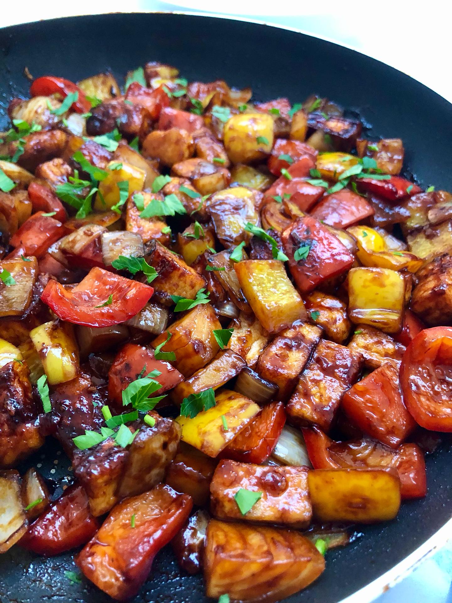 My boys are out so decided to make one of my favourite speedy dinners - chilli paneer. So,so good!! The paneer is soaked in boiling water, then tossed in cornflour and sautéed so it’s soft on the inside and crispy on the outside. Stir fried some onions and peppers then added the paneer, along with soy sauce, sriracha, sweet chilli sauce and ketchup! Addictive!
#paneer #chillipaneer #indoasian #chindian #easymeals #easymealideas #simpledinner #simplemeals #quickmeal #food #foodlover #foodies #foodblogger #bristolfood #bristolfoodie #bristolfoodbloggers #bristolfoodblog