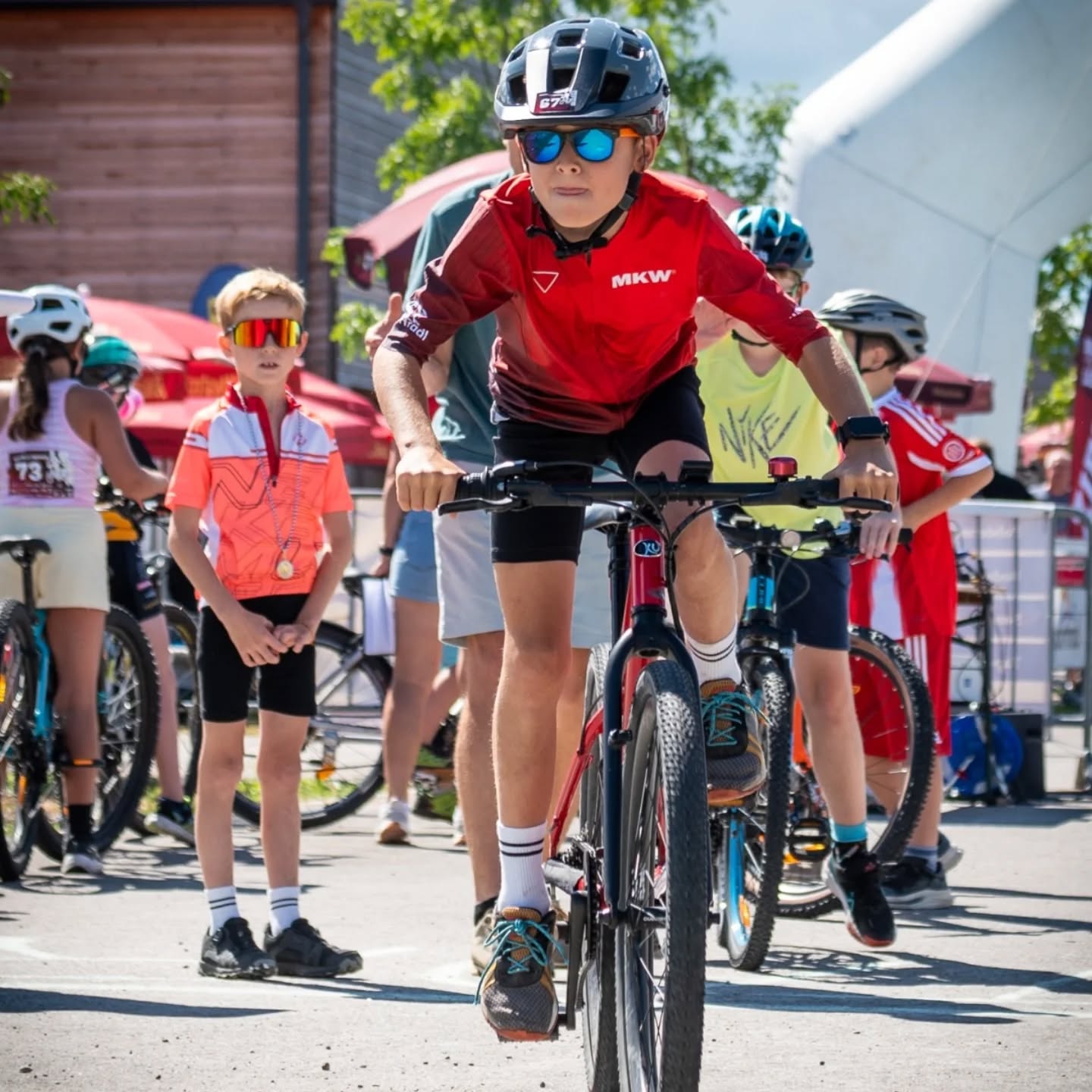 Was für ein großartiger Tag! 🚴♀️🚴♂️
Bei traumhaftem Wetter standen heuer 132 Kinder am Start – so viele wie noch nie! 🤩
Wir als Veranstalter sind überwältigt und begeistert, wie viele Eltern mit ihren Kindern nach Weibern gekommen sind und gemeinsam diesen besonderen Tag erlebt haben.
Ein herzliches DANKE an alle kleinen Rennfahrer:innen, ihre Familien und allen Helfer:innen die diese Veranstaltung möglich gemacht haben! 🙏🏽
📊 Ergebnisse & 📸 Fotos zum Download findet ihr ab sofort auf unserer Homepage 👉🏽 www.rfv-weibern.at
#kinderradrennen #bewegtekinder #radsportfürkinder