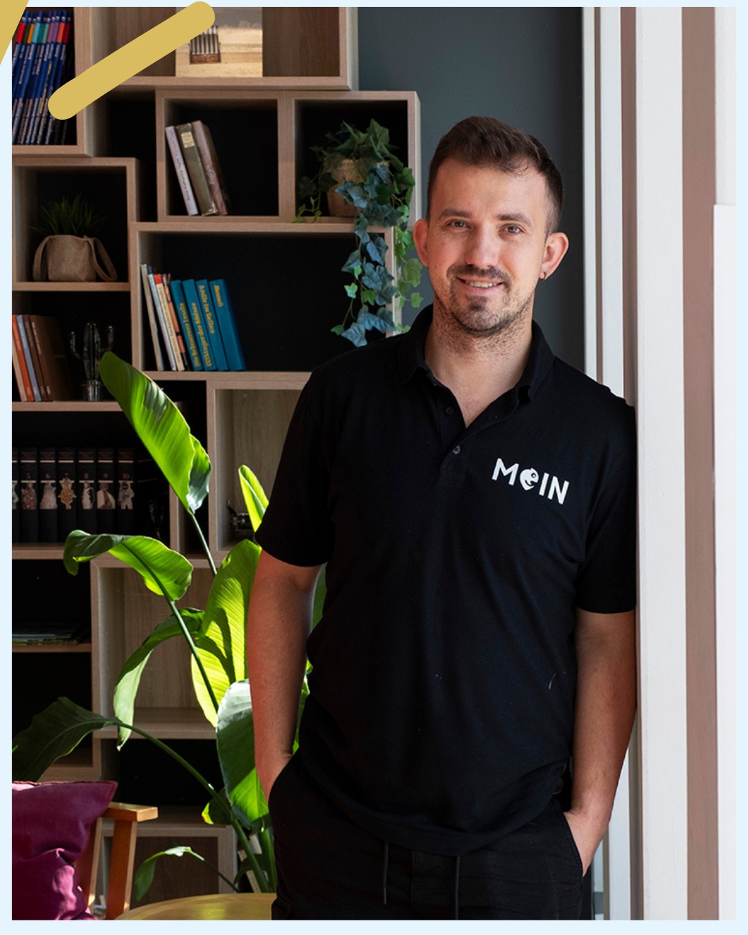 ? Ich bin: Kamil
? Was ich im sylc. rocke: Public Cleaner sowie Checker für die Zimmer
? Seit wann dabei: 02.2023
❤️ Das feier ich an meinem Job: Ich arbeite gerne mit Menschen
? Dafür kennt man mich hier: Ich bin dafür bekannt, dass ich viel lache und mit mir zu arbeiten Spaß macht
? Das Konzert-Highlight, das ich nie vergesse: Bisher leider noch keins
? Mein Geheimtipp im sylc.: Dass die Arbeit wirklich Spaß macht
TEAM
MITARBEITER
HOTEL