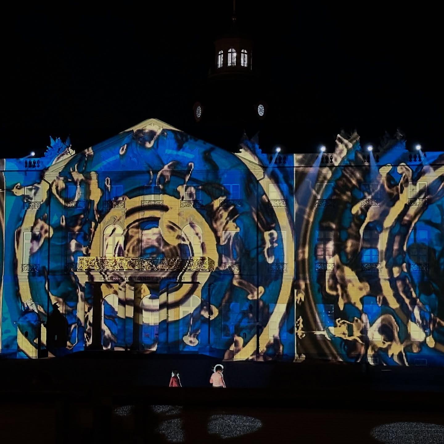 Karlsruhe, SchlossLichtspiele, gestern mit Visuals von Haegar und Musik von Omar und Tommy #livevisuals #videokunst #videoart #schlosslichtspielekarlsruhe @jazzclub_karlsruhe @haegar_live @omargudjons @baldutommy @iam_alexandramatthes