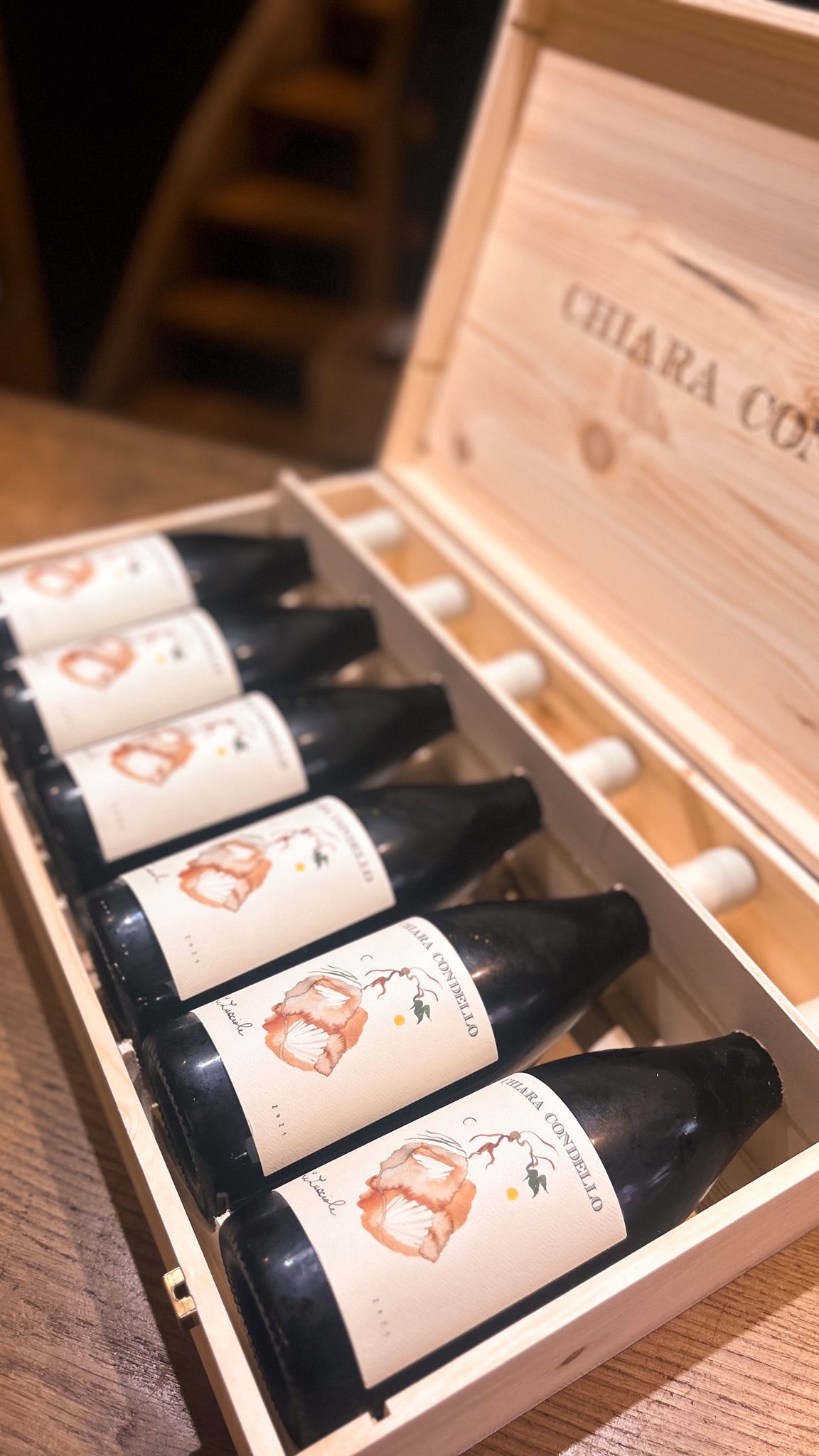 Une caisse, mille émotions ❤️
Prête à être ouverte, partagée, savourée.
#cavistestrasbourg #vinostrada #vinostradastrasbourg #winelover #caveavinstrasbourg #strasbourg #vinostradacaves #chiaracondello #vinsitaliens #wineloving #womandowine #italianwine @chiaracondello
L’abus d’alcool est dangereux pour la santé, à consommer avec modération.