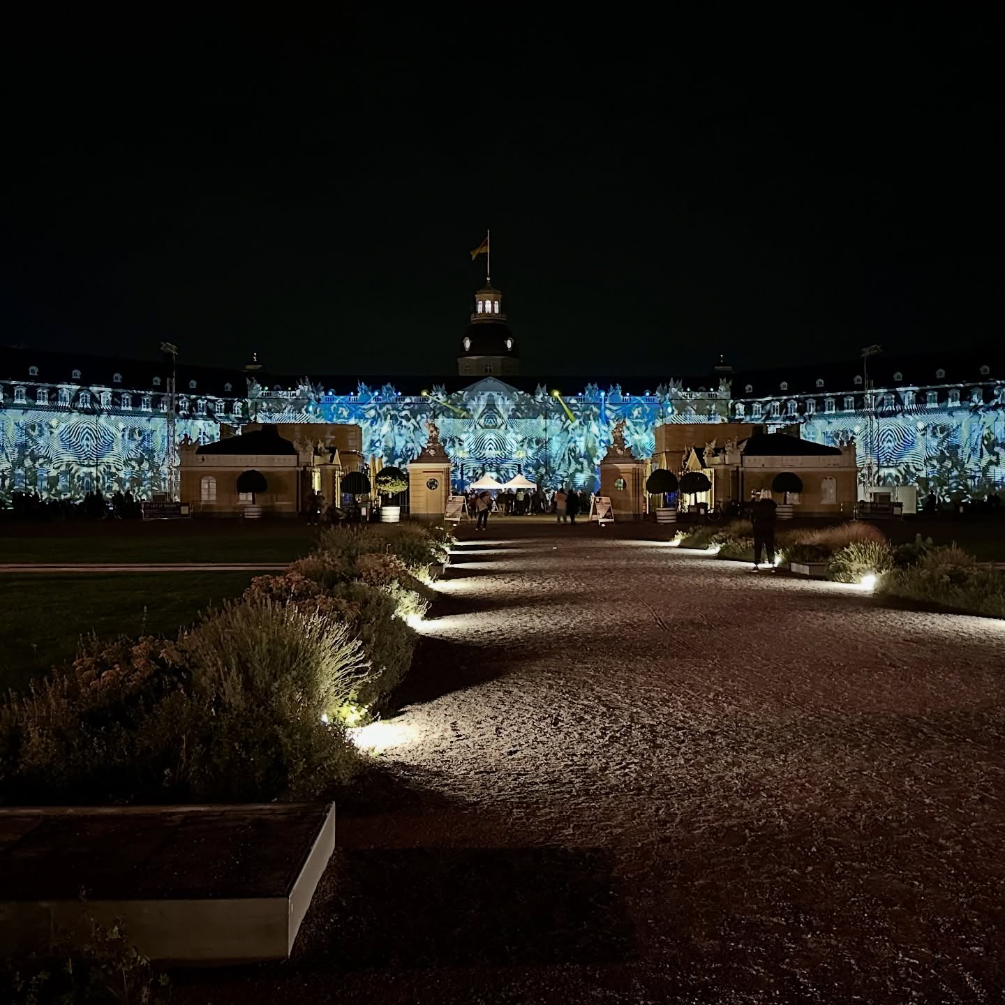 Karlsruhe, SchlossLichtspiele, gestern mit Visuals von Haegar und Musik von Omar und Tommy #livevisuals #videokunst #videoart #schlosslichtspielekarlsruhe @jazzclub_karlsruhe @haegar_live @omargudjons @baldutommy @iam_alexandramatthes