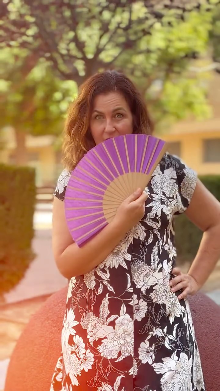 ¿Te han soltado alguna expresión adolescente y te has quedado con cara de emoji confundido? ?
Déjamela abajo y te la traduzco con amor… y un poco de terapia ?
? ¿te han dicho alguna vez “eso es muy 03” y te has quedado con cara de “me está insultando o me está alagando”?
no estás sola.
no estás viejo/a.
solo estás desactualizado del idioma adolescente.
“03” = nacido en 2003 = algo que haría alguien de esa edad.
Traducción emocional: te quiere decir que estás fuera de onda.
¿y sabes qué? eso también es una forma (retorcida) de conectar.
? si sientes que últimamente hablar con tu hijo es como leer jeroglíficos, quizá necesitas un diccionario... o una guía emocional.
? Recuerda este reel si a veces no entiendes nada de lo que dicen, pero igual los quieres con locura.
¿Qué frase te ha soltado y no supiste si reír o llorar?
? te leo, te traduzco y te acompaño
#psicologiaadolescente #comunicacionfamiliar #crianzaconsentido #padresdehoy #jergaadolescente #guiaemocional #familiasreales #veranoenfamilia #traduccionadolescente #psicologiacercana