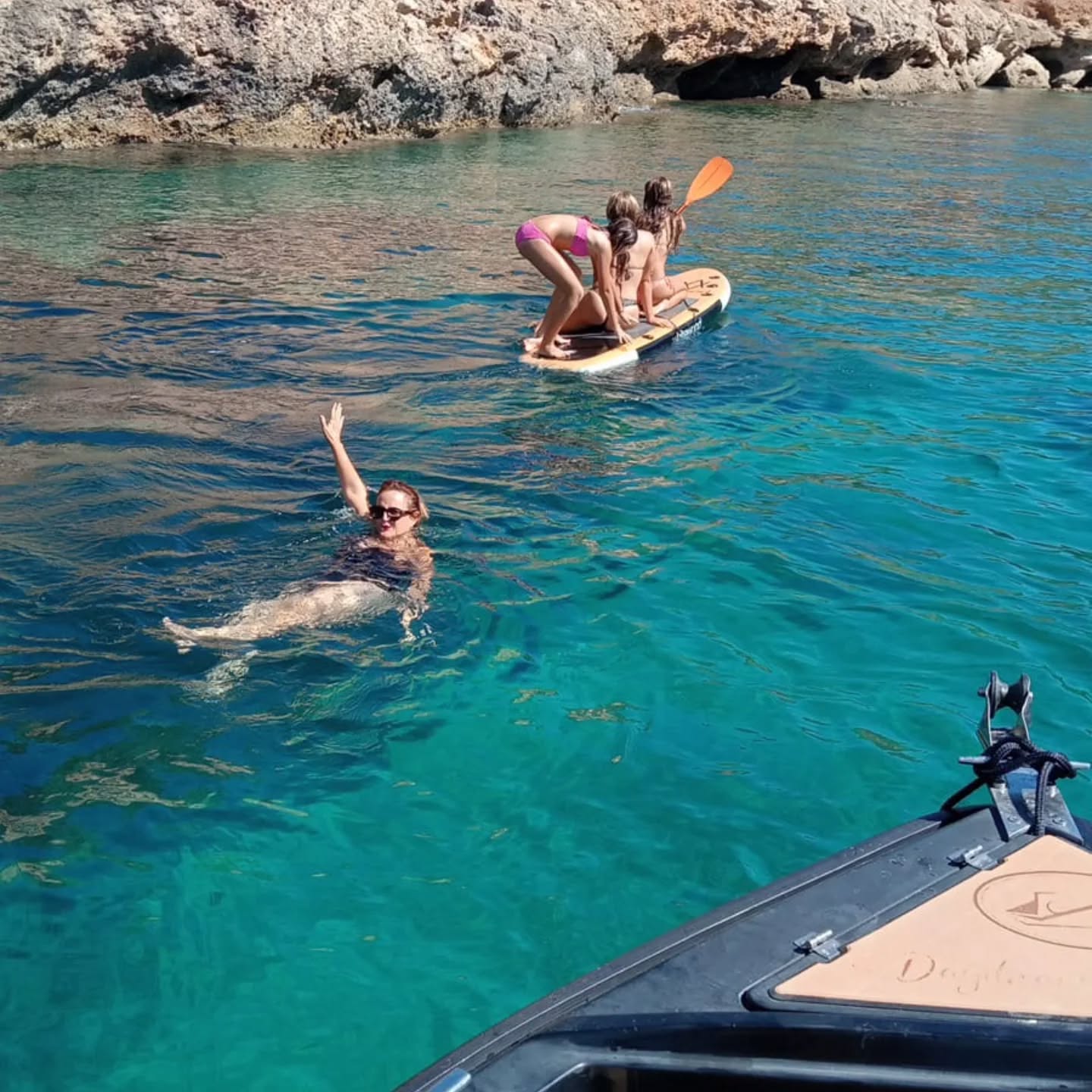 SEPTIEMBRE viene cargado de experiencias sencillas profundamente gratificantes.
? Melodías de fondo que relajan y calman, ese ruido único que se escucha cuando nuestros clientes disfrutan sin parar.
♥️ ¡Mil gracias familia! Un placer recibiros de nuevo.
✨ No te pierdas las cosas pequeñas que ofrece el ambiente costero.
___________________________________
?️ SEPTEMBER comes loaded with simple, deeply rewarding experiences.
? Melodies that relax and calm, that unique noise that is heard when our clients enjoy the sea.
♥️ Thank you very much family! A pleasure to welcome you again.
✨ Don't miss the little things that the coastal environment has to offer.
#calaescondida #calabasas #calacompte #calatarida #calavadella #veranoibiza #barcossinlicencia #rentboat #actividadesibiza