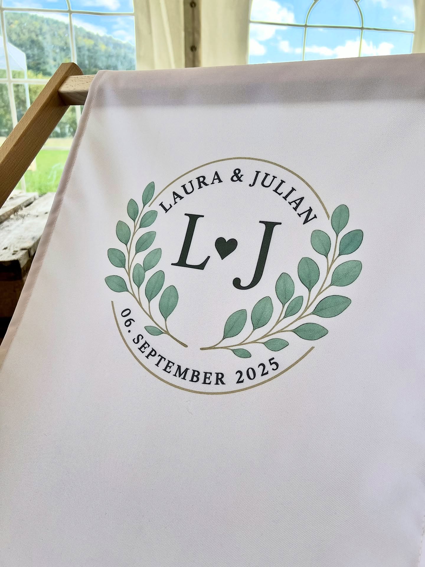 Erstellung Logo und Druckvorlage für Liegestühle anlässlich einer Hochzeit
#liegestuhlbedrucken #hochzeitsgeschenk #werbeagenturaschaffenburg #dopsdesign #dops #grafikdesign