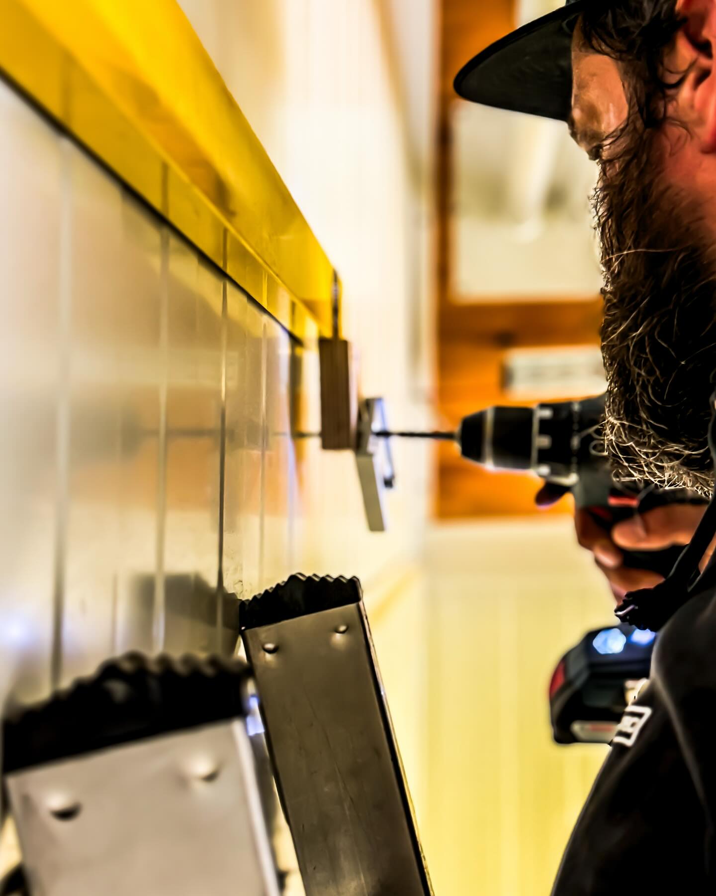 ?✨ Fassaden, die Eindruck machen!
Mit unseren Bannersystemen und maßgeschneidertem Fassadendesign wird jedes Gebäude zum Hingucker. Ob Firmenlogo, Werbebanner oder komplette Außenwirkung – wir bringen deine Marke groß raus.
? Dank unserem starken Montageteam sitzt jedes Detail millimetergenau.
? mediambo – Dein Partner für Außenwerbung am Bodensee.
#mediambo #fassadendesign #bannersysteme #werbetechnik #bodensee #teamwork