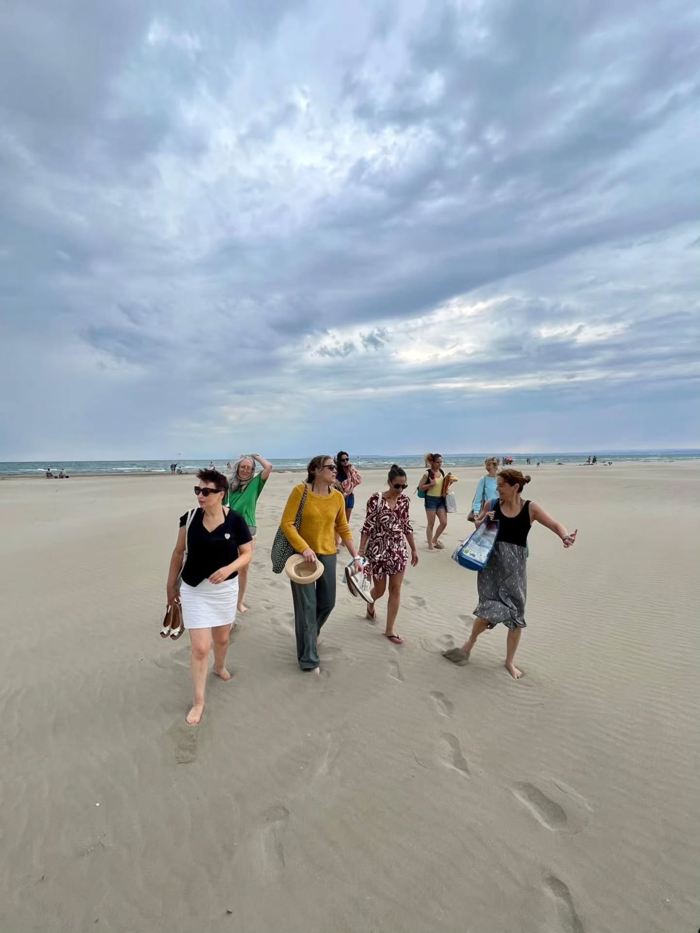 ✨🌻 Retour en images sur la retraite Shine – Spécial Été 🌞✨
En juillet dernier, Karen @lacabane.yoga.studio a guidé une retraite lumineuse à la Villa Jema, placée sous le signe du soleil, de l’énergie et de la joie.
Au programme :
🌞 Des pratiques de yoga revitalisantes
🌻 Des cercles de partage inspirants
🍃 Des balades au coucher du soleil et au bord de la mer
🥗 Des repas végétariens frais et colorés
💛 Des moments de rires, de danse et de connexion au bord de la piscine 
Un grand merci à toutes les participantes qui ont apporté leur belle énergie et fait rayonner cette retraite ! ✨
Rendez-vous en octobre pour une nouvelle retraite yoga "Divine" pour honorer le féminin sacré ♀️ avec Karen