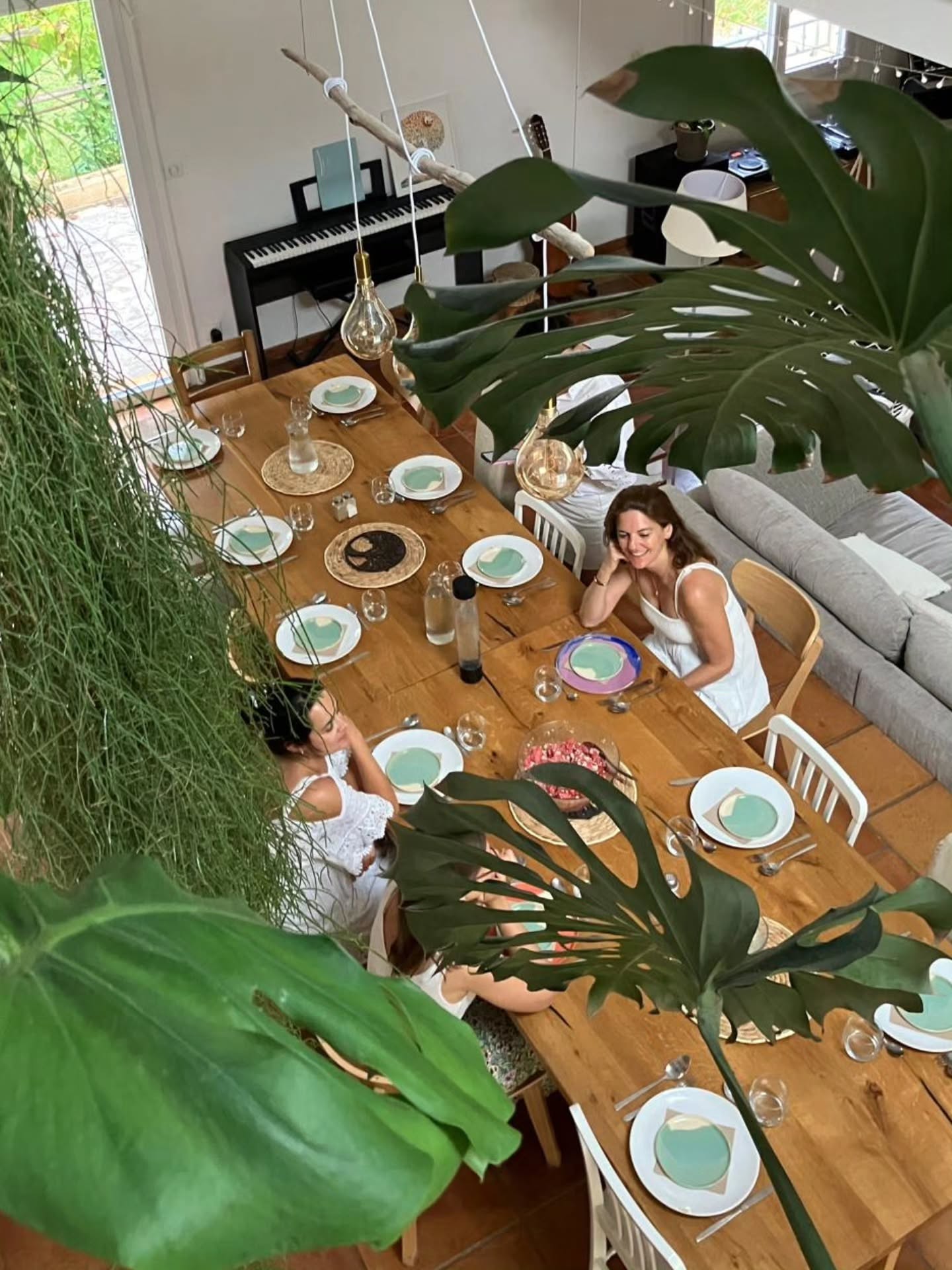 ✨🌻 Retour en images sur la retraite Shine – Spécial Été 🌞✨
En juillet dernier, Karen @lacabane.yoga.studio a guidé une retraite lumineuse à la Villa Jema, placée sous le signe du soleil, de l’énergie et de la joie.
Au programme :
🌞 Des pratiques de yoga revitalisantes
🌻 Des cercles de partage inspirants
🍃 Des balades au coucher du soleil et au bord de la mer
🥗 Des repas végétariens frais et colorés
💛 Des moments de rires, de danse et de connexion au bord de la piscine 
Un grand merci à toutes les participantes qui ont apporté leur belle énergie et fait rayonner cette retraite ! ✨
Rendez-vous en octobre pour une nouvelle retraite yoga "Divine" pour honorer le féminin sacré ♀️ avec Karen