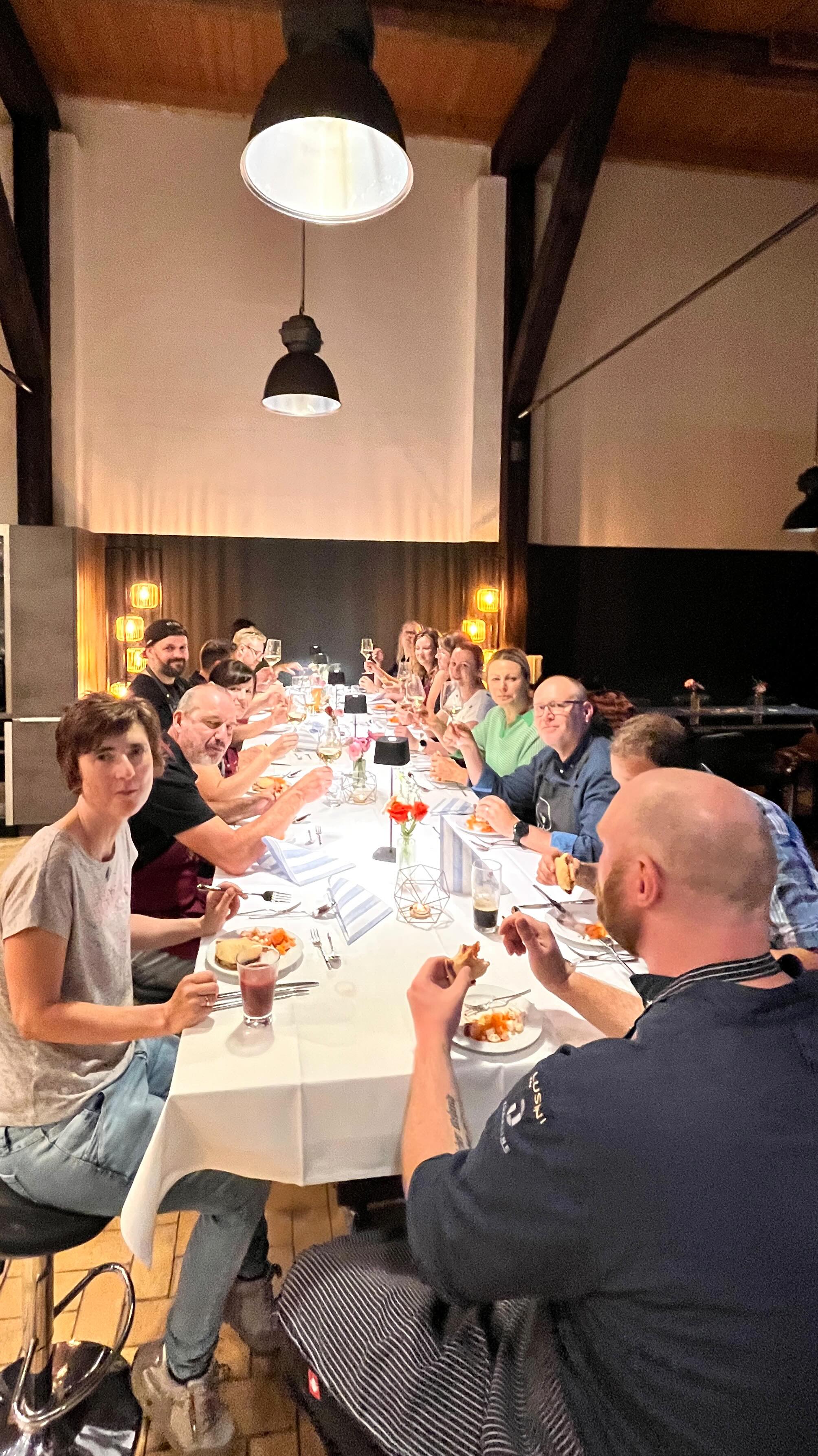 Wo die Elche grüßen und Hygge zuhause ist – so sah unser skandinavischer Kochkurs aus! ????
Beim letzten Kochkurs haben wir uns gemeinsam mit Koch Florian auf eine kulinarische Reise in den hohen Norden begeben:
Von gebeiztem Fischburger mit fermentiertem Salat bis hin zu Wild mit Wacholder-Jus, Pilzpüree und Co. – die nordische Küche hat uns gezeigt, wie kraftvoll und gleichzeitig fein sie sein kann. Und natürlich durfte auch der süße Abschluss nicht fehlen: Gebackener Joghurt, Kardamom-Streusel, Möhrenkuchen und Beete-Sorbet! ?????
Danke an alle, die dabei waren – ihr habt den Abend mit eurer Neugier und echtem Hygge-Gefühl gefüllt! ??
Habt ihr Lust bekommen, mitzukochen? ? Dann seid dabei und sucht euch den Kochkurs aus, der zu euch passt:
?? www.kochschule-sachsen.de
☎️ Tel. 0174 / 2894035
✉️ verkauf@kochschule-sachsen.de
#kochschulesachsen #kochkurs #kochenfürdiefamilie #skandinavischeküche #skandiliebe #skandinavienfood #nordischeküche #fischburger #möhrenkuchen