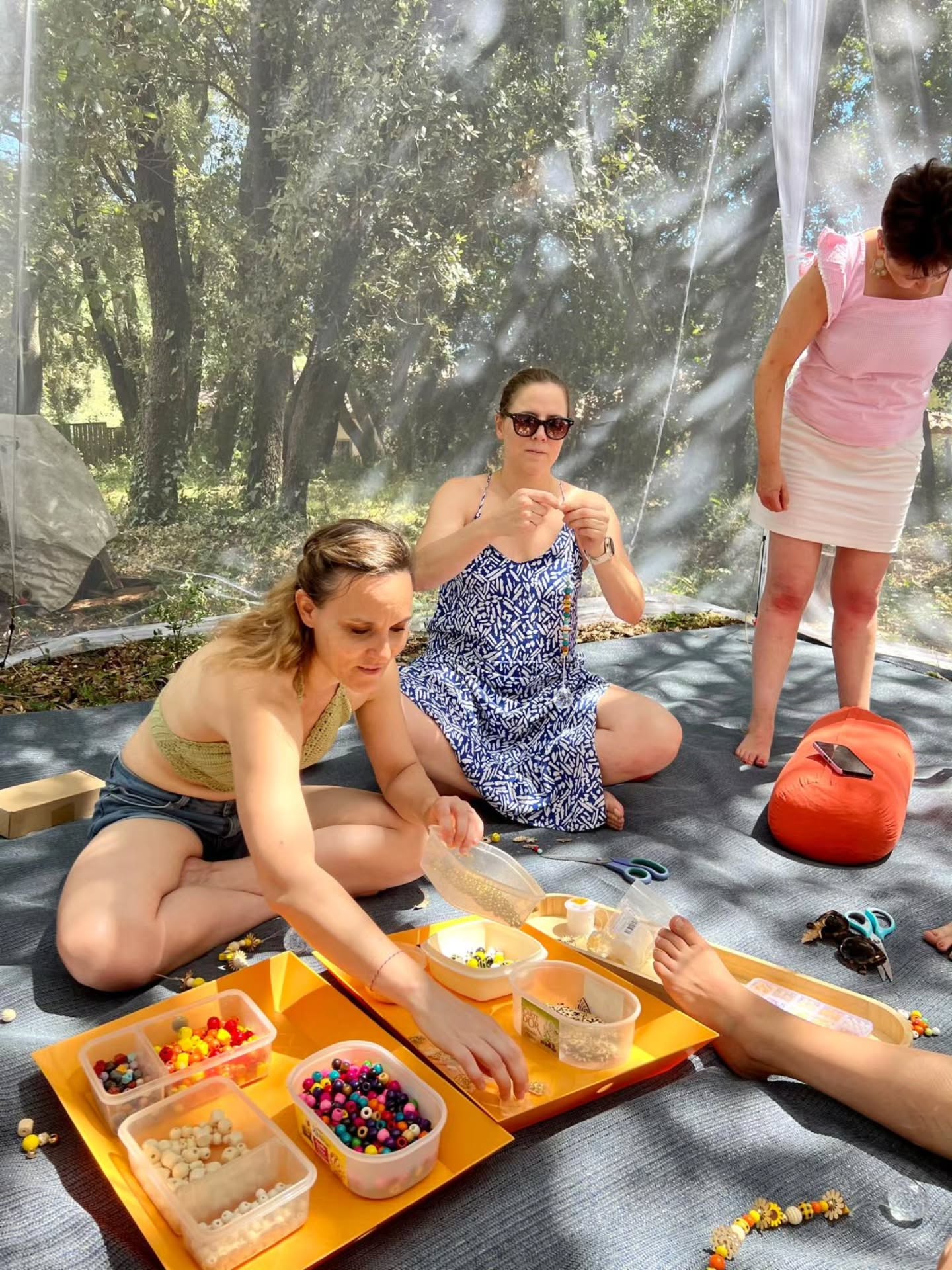 ✨🌻 Retour en images sur la retraite Shine – Spécial Été 🌞✨
En juillet dernier, Karen @lacabane.yoga.studio a guidé une retraite lumineuse à la Villa Jema, placée sous le signe du soleil, de l’énergie et de la joie.
Au programme :
🌞 Des pratiques de yoga revitalisantes
🌻 Des cercles de partage inspirants
🍃 Des balades au coucher du soleil et au bord de la mer
🥗 Des repas végétariens frais et colorés
💛 Des moments de rires, de danse et de connexion au bord de la piscine 
Un grand merci à toutes les participantes qui ont apporté leur belle énergie et fait rayonner cette retraite ! ✨
Rendez-vous en octobre pour une nouvelle retraite yoga "Divine" pour honorer le féminin sacré ♀️ avec Karen