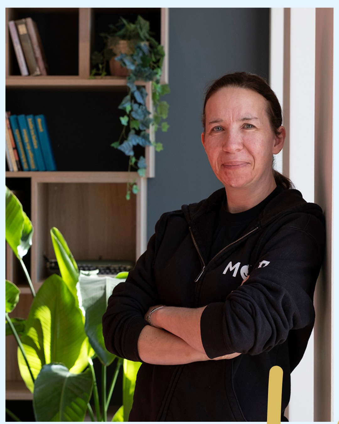 ? Ich bin: Manuela
? Was ich im sylc. rocke: Public Cleaner
? Seit wann dabei: 07.2023
❤️ Das feier ich an meinem Job: Er ist abwechslungsreich
? Dafür kennt man mich hier: Dass man mich immer an den Geräuschen meines Schlüssels erkennt
? Das Konzert-Highlight, das ich nie vergesse: Bisher leider noch keins
? Mein Geheimtipp im sylc.: Kommt unbedingt vorbei und bucht euren nächsten Urlaub bei uns!
TEAM
MITARBEITER
HOTEL