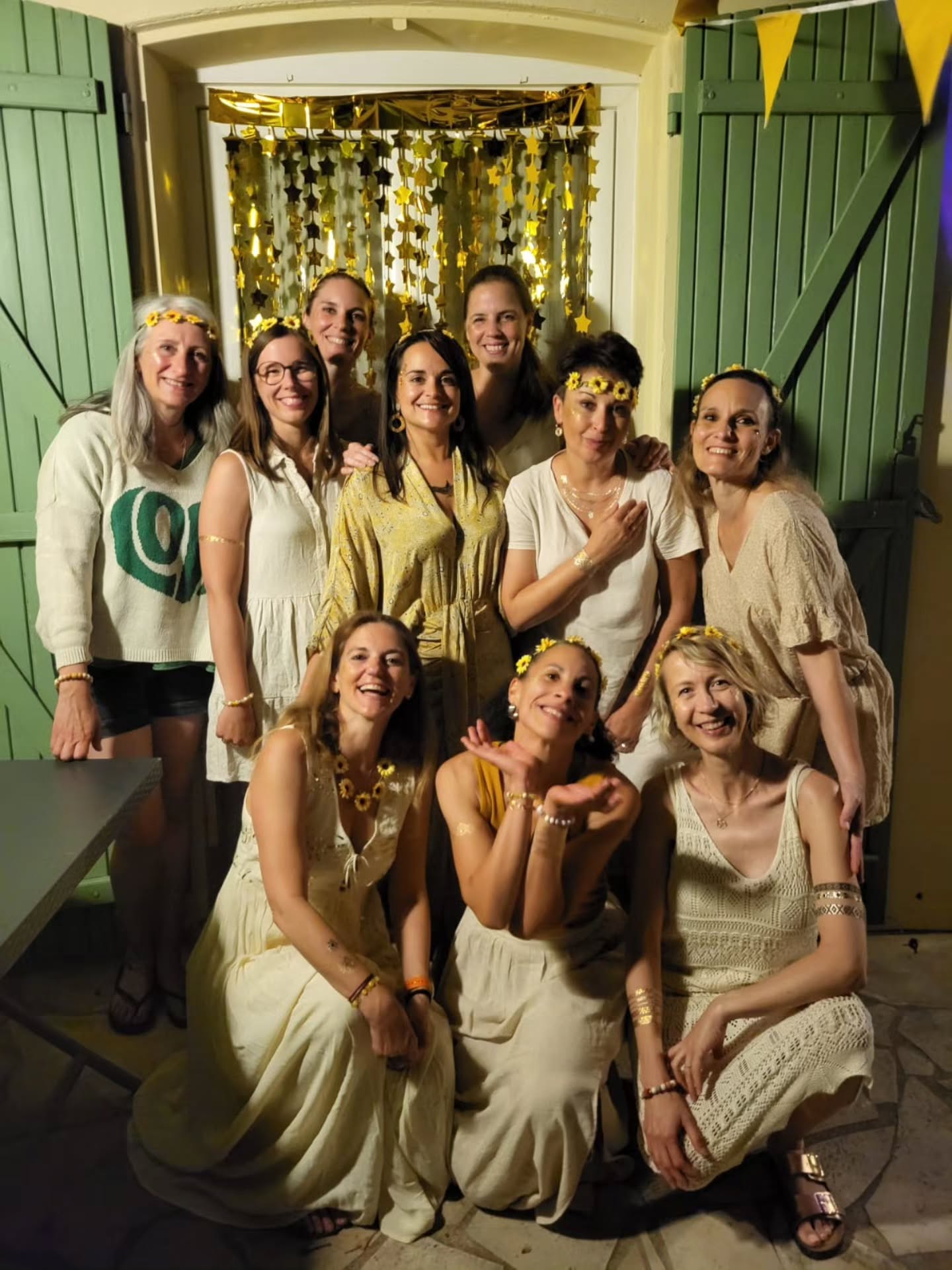 ✨🌻 Retour en images sur la retraite Shine – Spécial Été 🌞✨
En juillet dernier, Karen @lacabane.yoga.studio a guidé une retraite lumineuse à la Villa Jema, placée sous le signe du soleil, de l’énergie et de la joie.
Au programme :
🌞 Des pratiques de yoga revitalisantes
🌻 Des cercles de partage inspirants
🍃 Des balades au coucher du soleil et au bord de la mer
🥗 Des repas végétariens frais et colorés
💛 Des moments de rires, de danse et de connexion au bord de la piscine 
Un grand merci à toutes les participantes qui ont apporté leur belle énergie et fait rayonner cette retraite ! ✨
Rendez-vous en octobre pour une nouvelle retraite yoga "Divine" pour honorer le féminin sacré ♀️ avec Karen
