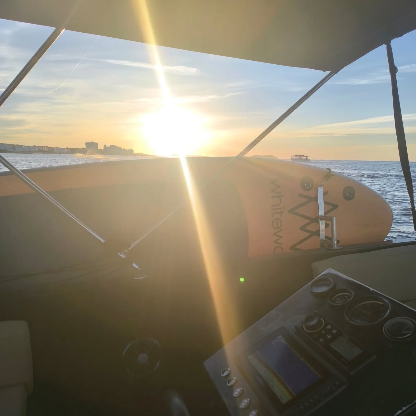 IBIZAsunset el mejor plan para una tarde de septiembre.
✨ Convierte este momento en una situación real y disfruta cada detalle como si fuese el último de tus vacaciones.
? Barcos con licencia, sin licencia y capitán para que puedas lucir de una experiencia exclusiva y fascinante.
♥️ ¡Disfruta de la costa con ritmo y al son que las olas marcan!
_________________________________________
?️ IBIZAsunset the best plan for a September afternoon.
✨ Turn this moment into a real situation and enjoy every detail as if it were the last of your vacation.
? Boats with license, without license and captain so you can enjoy an exclusive and fascinating experience.
♥️ Enjoy the coast with rhythm and to the sound that the waves make!
#veranoibiza #calagracio #puertasdelcielo #calasalada #barcossinlicencia #sunsetlovers#actividadesibiza #hostallatorre #calabassa#calaconta