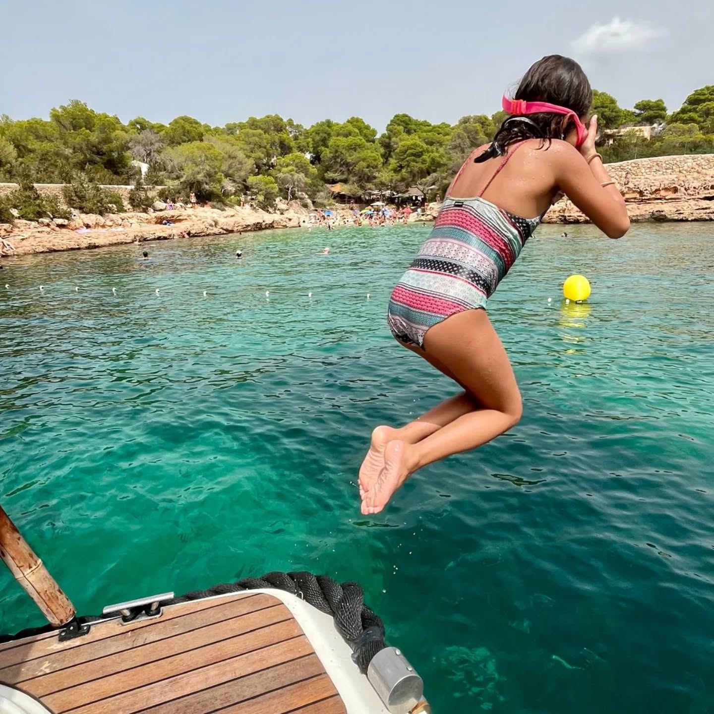 FAMILY time! Cualquier día es ese día para pasar un día en barquito.
✨ Magia especial que combina diversión, aventura y conexión... épico y grandioso.
♥️ Mil gracias familia por ese momento compartido y dejar reflejadas vuestras anécdotas en las fotos.
? Un abrazote bien grande lleno de mucho cariño.
______________________________________
? FAMILY time! Any day is that day to spend with us a boat.
✨ Special magic that combines fun, adventure and connection... epic and great.
♥️ Thank you very much family for that shared moment and for leaving your anecdotes reflected in the photos.
? A big hug full of love.
#veranoibiza #calagracio #puertasdelcielo #calasalada #barcossinlicencia #sunsetlovers#actividadesibiza #hostallatorre #calabassa#calaconta#familytimeisthebesttime