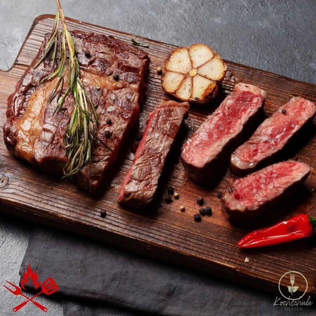 Grillen Next Level: Grill-Gaumenfreuden Deluxe ???
Zarte Chicken Drumsticks mit Honig-Bier-Glasur, Pulled Duck auf Brioche oder Roastbeef im Ganzen gegart – klingt nach Grill-Genuss auf neuem Level? Genau das erwartet dich in unserem beliebten Kurs am 21. September ab 16 Uhr! ?
Noch ein paar letzte Plätze sind frei – also schnapp dir dein Ticket und sichere dir deinen Platz am Grillrost! ?️??
Tickets jetzt unter:
?? www.kochschule-sachsen.de
? Tel. 0174 / 2894035
✉️ verkauf@kochschule-sachsen.de
#kochschulesachsen #fleisch #steak #kochenlernen #chickenwings #pulledpork #grillenmachtglücklich #griller