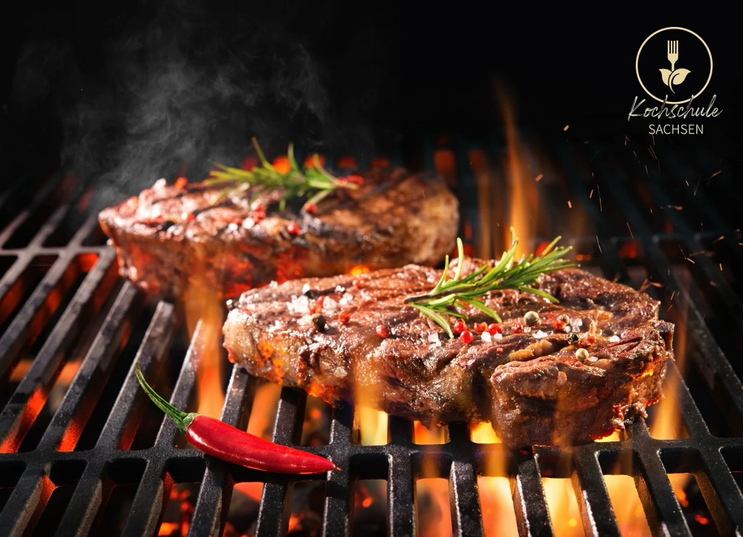 Meat me at the Grill - die Steak-Party! ???
Knisternde Kohle, feine Röstaromen und Fleisch, das auf den Punkt gegart ist – genau das erwartet dich bei unserer Steak-Party am 26. Oktober 2025 ab 16 Uhr! ?
Hier lernst du, wie du die besten Cuts meisterhaft grillst – außen kross, innen saftig und voller Geschmack. Und das Beste: du kannst direkt selbst an den Rost! ???????
Die Plätze sind heiß begehrt – sichere dir jetzt dein Ticket! ?
?? www.kochschule-sachsen.de
? 0174 / 2894035
✉️ verkauf@kochschule-sachsen.de
#kochkurs #steak #kochschulesachsen #steakparty #grill #bbq #garen #kochenlernen #grillen