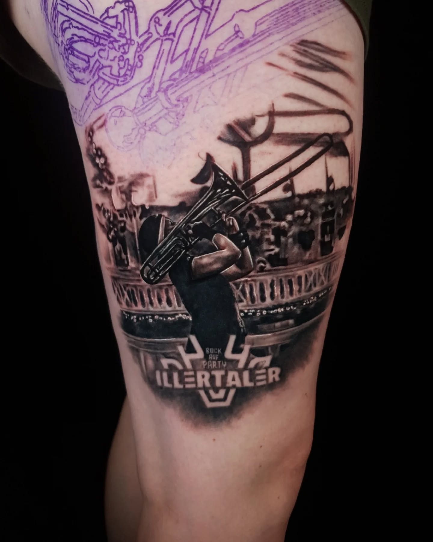 Es sind die persönlichen Geschichten, die meine Arbeit so besonders machen. Dieses Tattoo ist eine Hommage an die tiefe Leidenschaft zur Musik und die besondere Verbundenheit zu einem Ort. Eine Kundin, die in einer Band Posaune spielt – was für eine wunderbare Geschichte, die ich für immer auf der Haut verewigen durfte. Wenn auch du eine ganz persönliche Leidenschaft oder eine besondere Erinnerung in Tinte verwandeln möchtest, melde dich gerne bei mir! Ich liebe es, individuelle Träume zu realisieren. ?
.
#Tattoo #IndividuellesTattoo #MusikTattoo #Posaune #Kapelle #PersönlicheGeschichte #Tattooinspiration #Leidenschaft #Tattooartist #evilsaintstattoo #evilsaints #saintsofink
