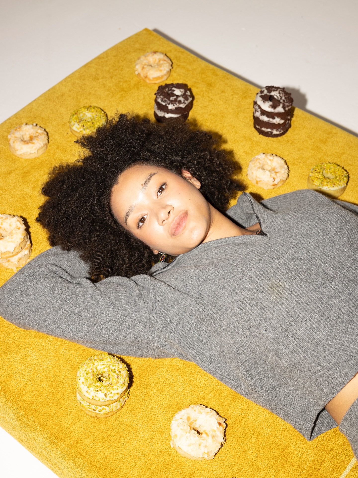 Mehr Donuts, mehr Farbe, mehr Komfort - Cloud Bouclé gibt es jetzt in Nougatbraun, Zuckergussrosa, Pistaziengelb, Blaubeerblau und Haferweiß. Inspiriert von der fröhlich-bunten Welt von Brammibal‘s Donuts 🍩 🛋️ #SnoozexBrammibals #LeviBirthday #CloudBouclé #interiorcrush #DesignMeetsDonuts