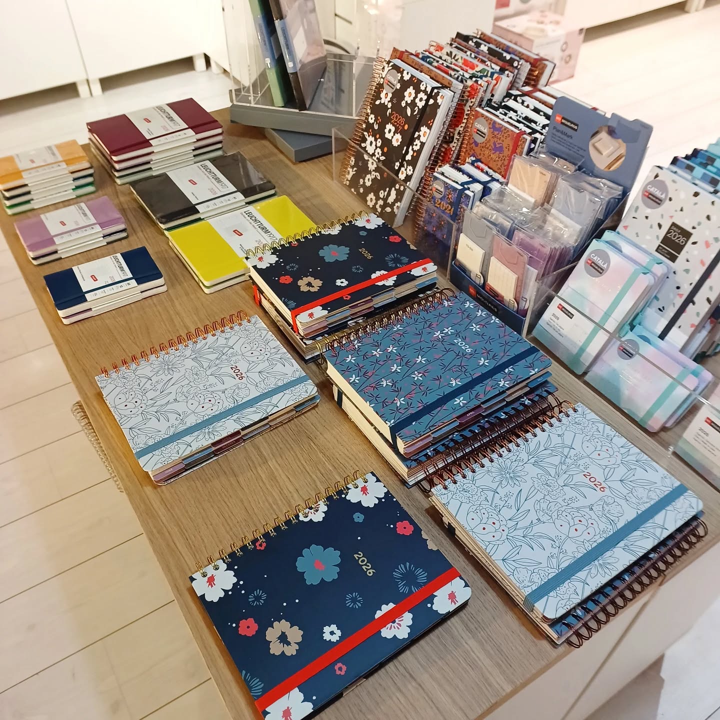 Descubre las nuevas agendas y los diferentes formatos que te esperan en nuestra tienda. Son todas monísimas ¡palabrita!
#grappapapereria #agenda2026 #papeleriabonita #barcelona