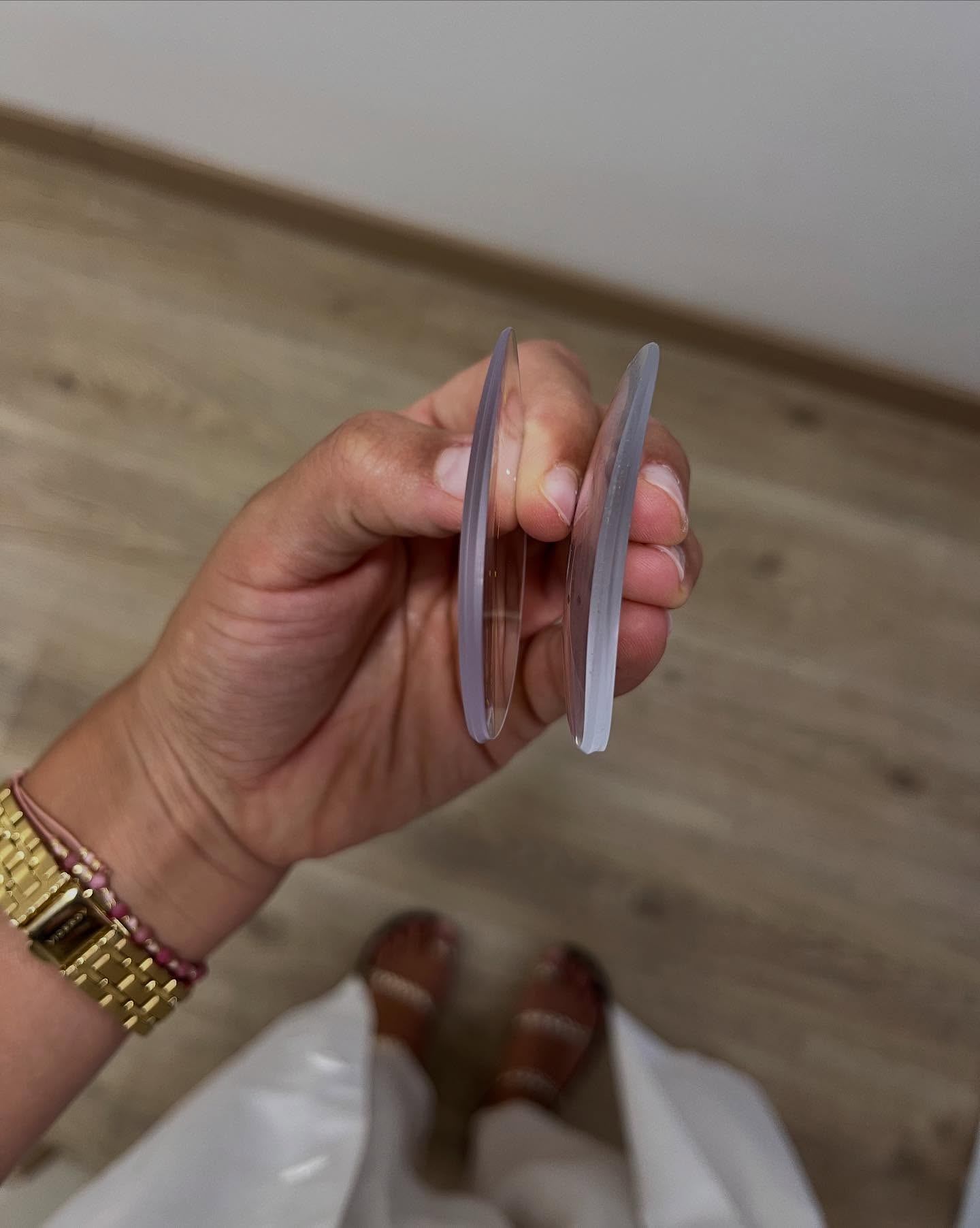 ✨ ¡MÁS GRADUACIÓN, MENOS GROSOR! ✨
En la óptica no solo pensamos en que veas bien, también en que TUS GAFAS SE VEAN BIEN. ??
La clienta traía unos cristales más gruesos ? y al cambiar a los nuevos conseguimos que, aunque lleven MÁS GRADUACIÓN, sean mucho más FINOS y LIGEROS.
✅ Resultado: gafas más cómodas, estéticamente más bonitas y con el mismo cuidado de siempre que ponemos en cada detalle. ?
Porque para nosotras la experiencia de muchos años + la pasión por lo que hacemos = que tú disfrutes de tus gafas como nunca. ?✨