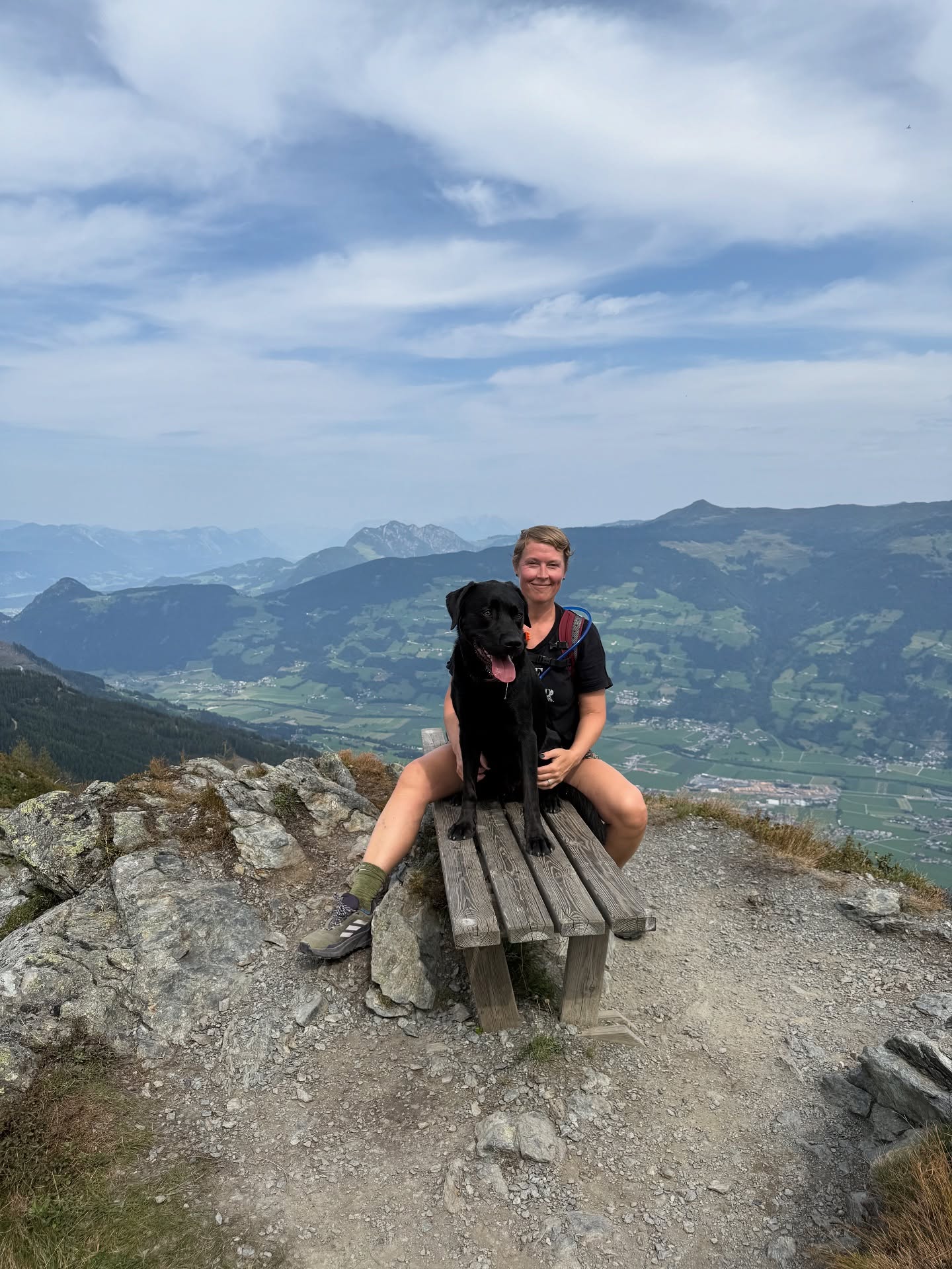 Dauerstress ist kein Zeichen von Fleiß, sondern ein Mangel an Grenzen.
In letzter Zeit fällt mir immer öfter auf, wie viele Menschen gerade am Limit laufen.
Das neue Schuljahr hat begonnen, die Erkältungszeit rollt an, der Kalender ist voll, überall ist etwas los.
Und das Erstaunliche ist: selbst Menschen, die Yoga unterrichten, Entspannungskurse geben oder andere in Achtsamkeit begleiten – auch sie wirken oft gehetzt und ausgelaugt.
Vielleicht liegt es daran, dass wir uns in Bewegung halten, um nicht stehen bleiben zu müssen.
Oder weil wir denken, dass unsere Kraft unendlich ist.
Aber genau hier fängt das Thema an:
Grenzen wahrnehmen. Grenzen setzen. Grenzen schützen.
Und ganz ehrlich….ich nehme mich da selbst nicht aus.
Auch ich ertappe mich immer wieder dabei, zu viel zu wollen, (abseits der Matte) zu wenig innezuhalten.
Aber wenn ich’s dann doch tue – kurz atmen, Abstand nehmen, Stopp sagen –
dann merke ich, wie wichtig genau das ist.
Grenzen sind keine Mauer.
Sie sind eine Form von innerer Klarheit und Fürsorge.
Bist du gut darin?
#selbstfürsorge #grenzenziehen #achtsamkeit #pausemachen #lebenimgleichgewicht #juliaduester #yogaleben