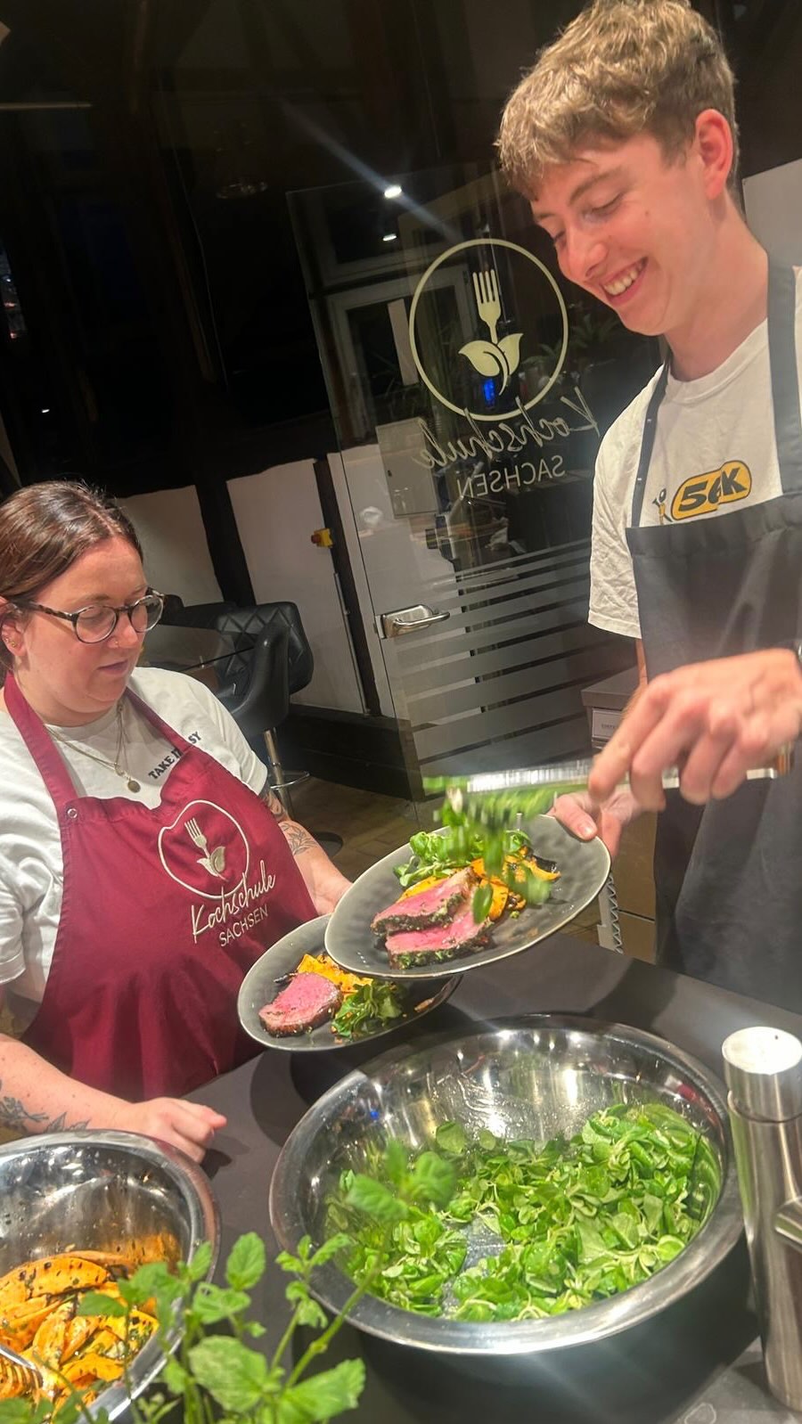 Grillen wie die Profis – Grill-Gaumenfreuden Deluxe ???
Am Sonntag verwandelte sich unsere Kochschule in ein BBQ-Paradies: Unter der Leitung von Koch Jens zauberten die Teilnehmenden ein raffiniertes Vier-Gänge-Menü und sammelten dabei jede Menge neue Erfahrungen am Rost! ?
Knusprige Drumsticks mit Honig-Bier-Glasur eröffneten den Abend, dicht gefolgt von Pulled Duck auf Brioche mit fruchtig-scharfen Pflaumen – ein Highlight, das selbst Grillprofis beeindruckte! Der Hauptgang: Zartes Roastbeef mit Chimichurri, Süßkartoffeln und knackigem Salat. Zum süßen Finale gab es gegrillte Ananas mit Vanilleeis und Minze – Sommer pur! ???
Lust auf mehr? ???????
Meldet euch für den nächsten Kurs an und erlebt Kochkunst hautnah:
?? www.kochschule-sachsen.de
? 0174/ 2894035
✉️ verkauf@kochschule-sachsen.de
#kochschulesachsen #grillen #bbq #kochenmachtspass #kochen #pulledduck #roastbeef #kochenlernen #profikoch #schlagwitz