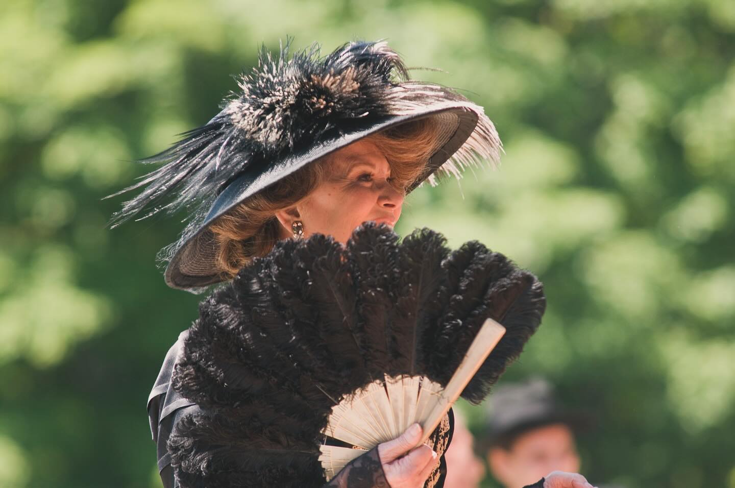 Im Chalet Franzi empfange ich Gäste nicht nur als Gastgeber – ich bin auch Filmemacher. ?✨ Deshalb heute ein sehr persönlicher Moment:
Die Nachricht von deinem Tod, liebe Claudia, hat mich tief getroffen. Du warst nicht nur eine Filmlegende, sondern auch eine außergewöhnliche Frau, voller Wärme, Humor und Großzügigkeit.
Ich durfte mit dir bei meinem Film Der stille Berg zusammenarbeiten. Obwohl du nur eine Nebenrolle gespielt hast, hast du den Film mit unglaublicher Leidenschaft unterstützt. Als ich dich bat, ihn zu promoten, meintest du zuerst: „Aber es ist doch nur eine kleine Rolle.“ Ich erwiderte: „Aber du hast die wichtigste Zeile.“
„Welche?“ hast du gefragt.
„Si balla troppo poco in questa vita – Man tanzt viel zu wenig im Leben.“
Du hast gelächelt, genickt – und uns mit all deiner Strahlkraft geholfen.
Tanze weiter, Claudia. Ich werde dich nie vergessen. ?
#ClaudiaCardinale #DerStilleBerg #Cinema #RememberingALegend #ChaletFranzi #Filmemacher