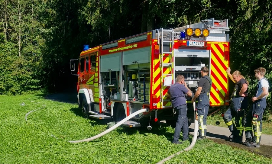 Pilotlehrgang in Dietmannsried: Maschinistenausbildung im Landkreis Oberallgäu – Inspektionsbereich Nord 👨🚒🚒
Im Rahmen der kontinuierlichen Weiterbildung und Schulung der Feuerwehrkräfte im Landkreis Oberallgäu wurde ein spezialisierter Maschinistenlehrgang angeboten, der sich über drei Abende und einen Samstag erstreckte. Der Lehrgang richtete sich an Feuerwehrmitglieder, die ihre Kenntnisse im Umgang mit Feuerwehrfahrzeugen und deren technischen Geräten vertiefen wollten.
Alle Teilnehmer nahmen erfolgreich daran teil.🎊📄
