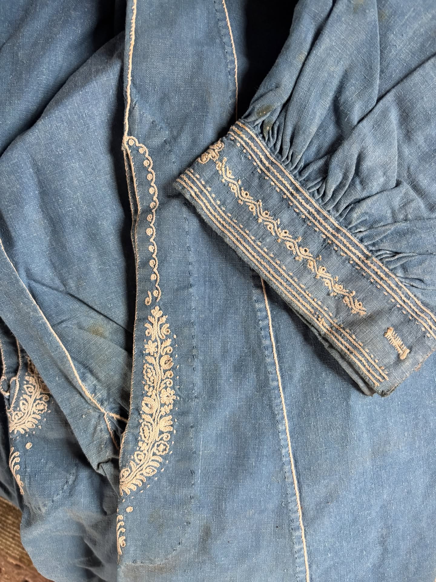 ?Rosa est souvent présentée comme peu féminine, peu coquette, pourtant le travail de broderie de ses blouses de travail est d’une grande finesse. Pourquoi ? Pour qui ? Rosa ne ne reçoit personne en tenue de travail. Juste pour le plaisir du beau…
#rosabonheur #museerosabonheur #chateaurosabonheur #blouse #artist #musee #patrimoine