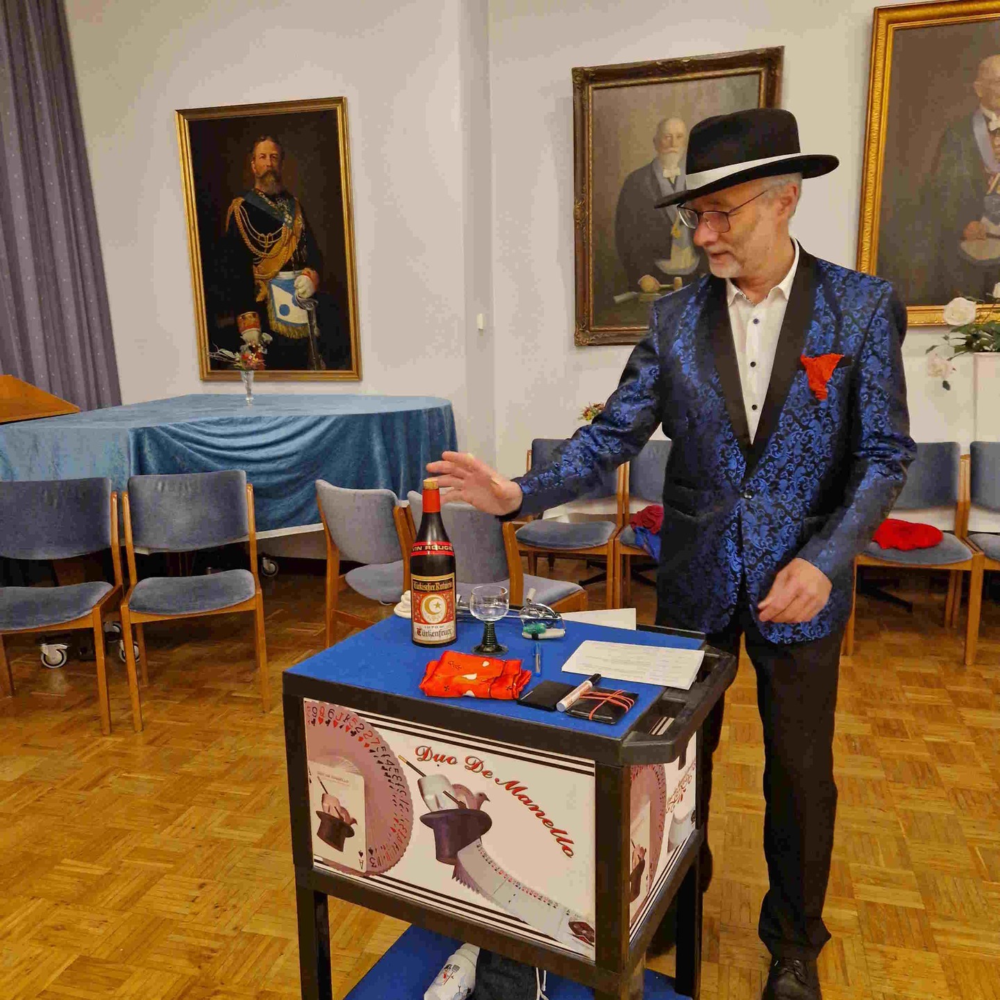 Lodini verzauberte Herder
Am 26. September 2025 gab der Zauberer „Lodini“ bei der Freimaurerloge Herder eine Sondervorstellung. Es war ein wahrlich zauberhafter Abend. Es war hoch beeindruckend und trotz der räumlichen Nähe zu Lodini undurchschaubar.
Auch die Freimaurerei hat etwas Magisches an sich. Warum? Sie schafft es, dass gestandene Männer über sich selbst ins Nachdenken kommen.
Lodini verzichtete auf ein Honorar und bat um eine Spende für das „Hospiz Löwenherz in Syke“ (https://loewenherz.de/). Dem kamen die Zuschauer gerne nach. Die Freimaurerloge Herder stocke diese Sammlung noch einmal deutlich auf.
#freimaurer #freemason #freimaurerbremen #bremerlogenhaus #bruderkette #selfcare #selbsterkenntnis #sinnbild #bremen #Freimaurerei #Zauberer #Zaubern #humanitaer #afuamvd #syke #kinderhospizloewenherz