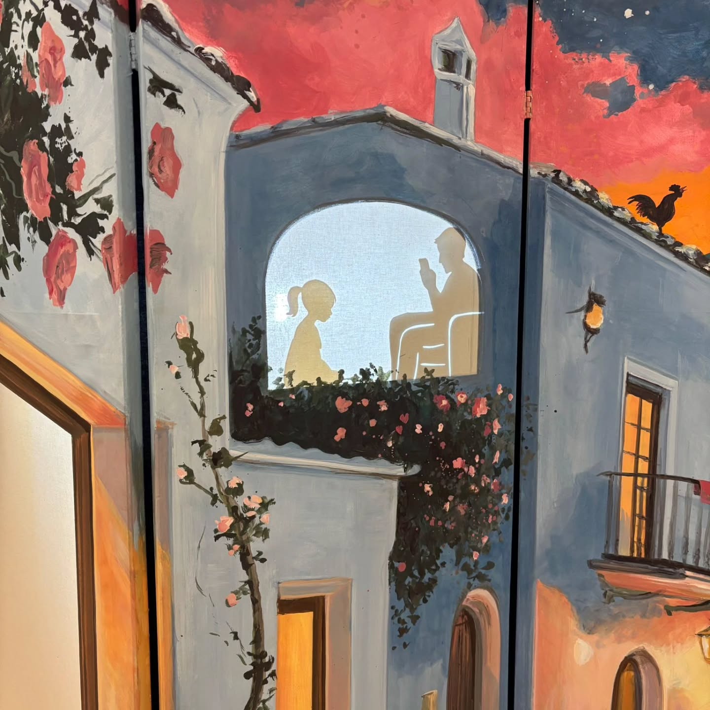Tataa unser Bühnenbild ist da! Vielen Dank an Juliane Vogt für die Gestaltung 🤩
Hier der erste Teil:
Die Stadt schläft nie… zumindest nicht für Rabe Kosmos. 🐦✨
Er kennt jedes Fenster, jedes Dach, jede versteckte Ecke.
Hinter den bunten Fassaden verbergen sich Geschichten – Schatten, die lebendig werden, Szenen, die nur darauf warten, entdeckt zu werden.
🐈 Da schleicht eine Katze.
🐦 Eine Amsel mit ihrem Wurm.
Und mittendrin der Rabe, der alles sieht… und doch sein Geheimnis hütet.
Wer durch diese Fenster blickt, taucht ein in die Welt von Rabe Kosmos – voller Farben, Rätsel und kleiner Wunder. 🌌
#RabeKosmos #Bühnenzauber #Schattenstadt #Theaterträume #geheimnisvoll
#kinderkonzert #kulturfürkinder #kindermusik #märchenzeit #musiktheater
#bläserquintett #windquintet #fluteoboeclarinethornbassoon
