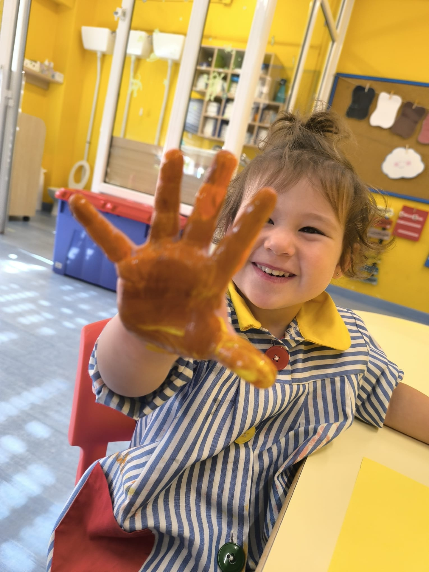 Benvido outono! ?❤️ As manitas convertéronse en follas para darlle a benvida á estación máis bonita!
Fixemos pintura sensorial (tocar, sentir e manchar é súper divertido!) para crear o noso mural de outono. ? A mellor forma de aprender sobre as cores e as texturas!
Pasámolo pipa enchendo o noso mural coas nosas particulares follas. Mirade que obra de arte tan bonita nos quedou! ✨