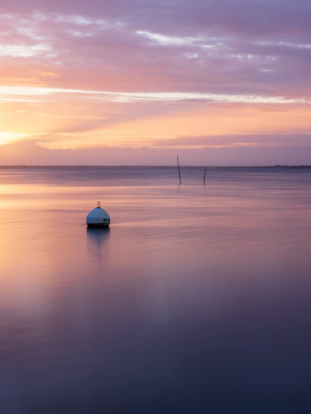La douceur des couleurs matinales révélée par la pose longue…
Grâce au filtre Kase ND64 cette scène n’est plus seulement un lever de soleil, mais une image où le temps s’étire.
L’eau se fait soyeuse, le ciel se fond dans des teintes pastel et chaque élément s’harmonise naturellement.
C’est toute la force de nos filtre ND : Permettre à votre créativité de s’exprimer, en gardant la fidélité des couleurs et la précision des détails.
Merci à @david.ariscon pour cette vision paisible du Bassin d’Arcachon.
📍Bassin d’Arcachon
📸Canon R5
🎛️ f/13 • 50mm • 20s • ISO 100
🪟Kase ND64
—
#teamkase #kasefiltersfrance #kasefiltersglobal #ndfilter #kasendfilters #nd64filter #nd64 #wolverineseries #bassindarcachon💙