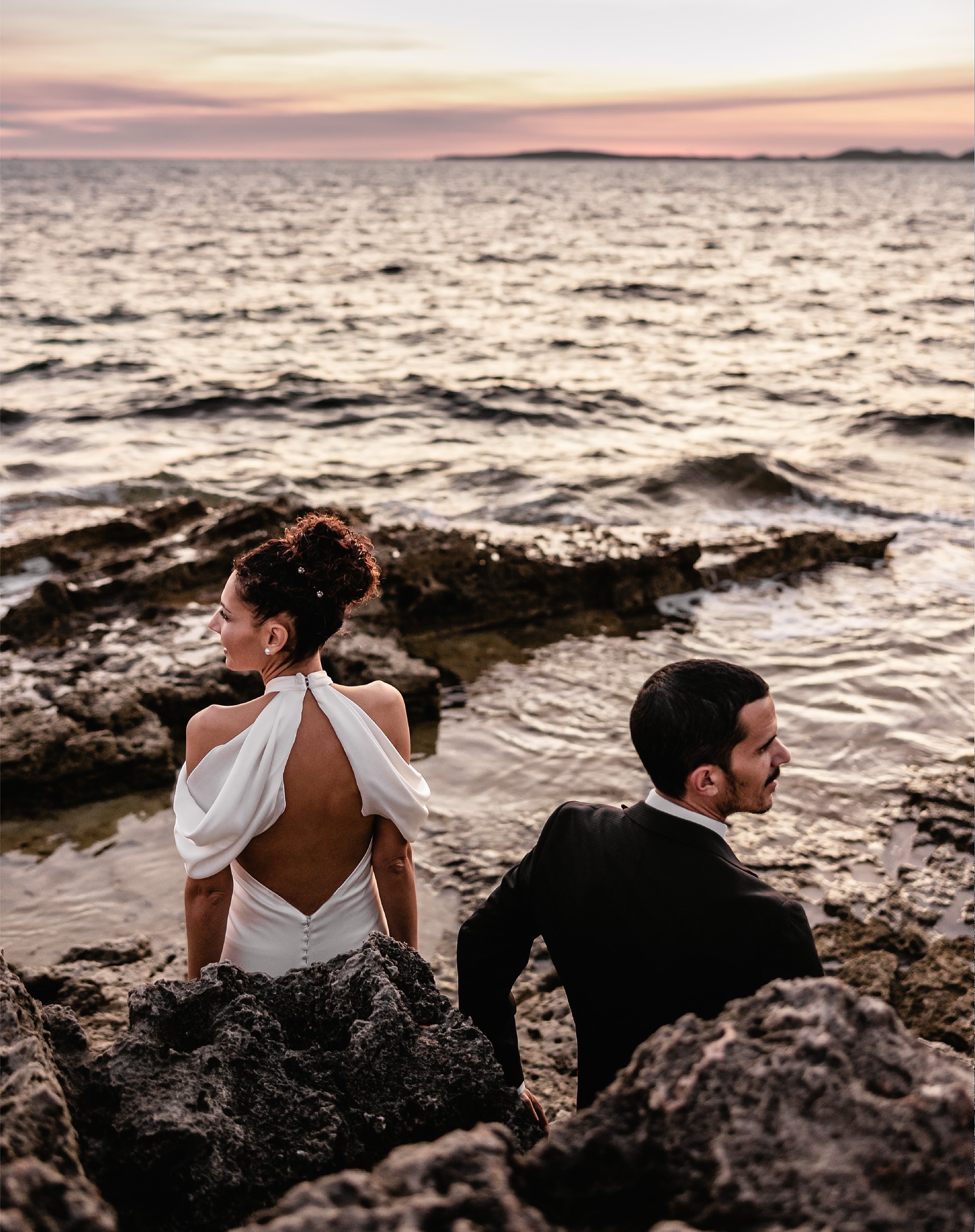 Sé que los fotógrafos podemos ser muy insistentes con este tema, pero un buen atardecer, una buena luz…¡te hacen la mitad del trabajo! La clave es encontrar el lugar donde poder regalar una bonita puesta de sol.
Sara y Jorge confiaron en mí, y este es el resultado ❤️ Un reportaje postboda en Mallorca al lado del mar, con muchísimo amor ?