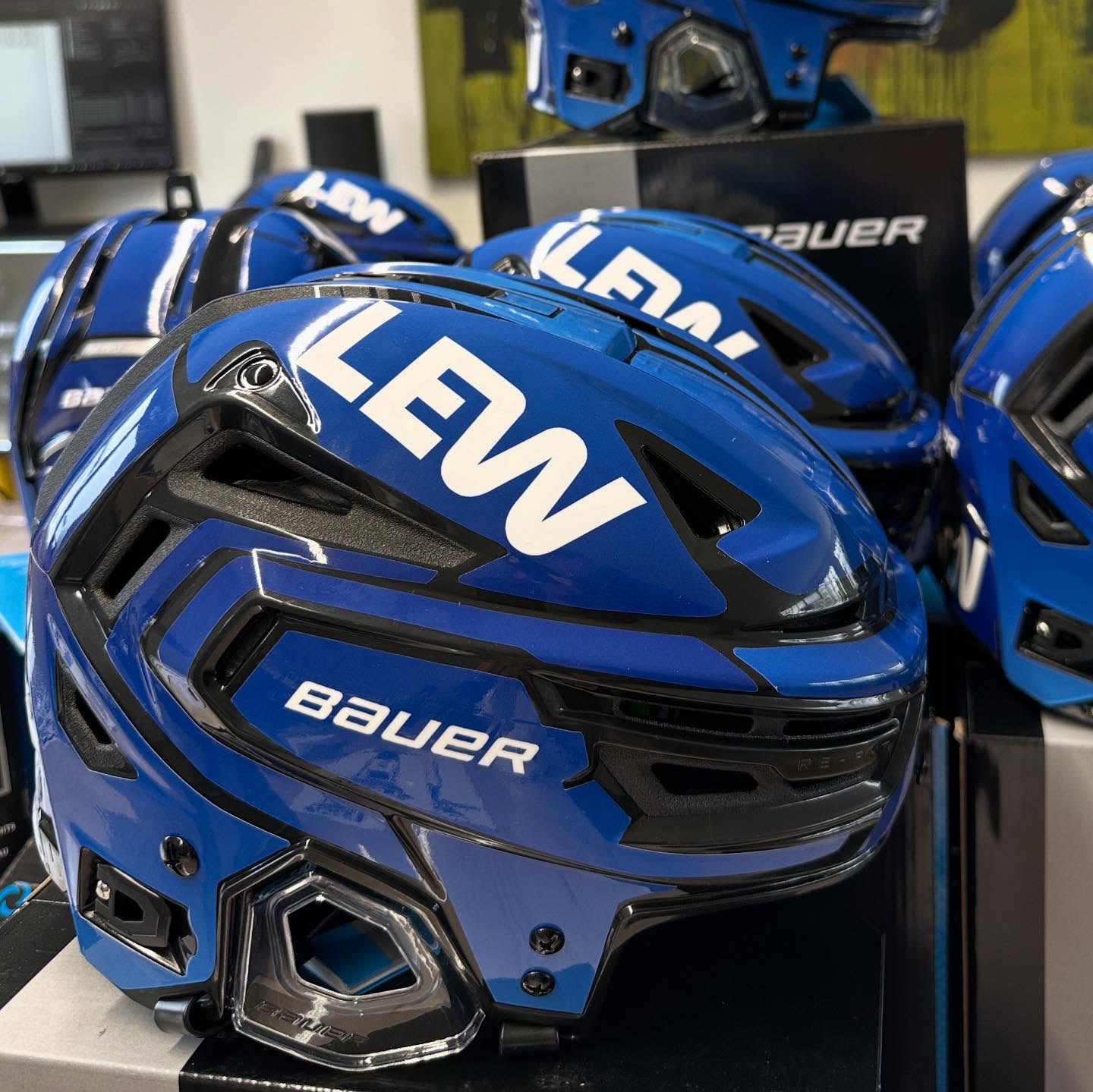 Panther-Power trifft auf starken Look! ?
Die Helme der Augsburger Panther für die Saison 2025/26 glänzen im neuen Design – foliert in Teamfarben, mit Liebe zum Detail und dem Logo von LEW Lechwerke als stolzem Hauptsponsor. ???
So zeigen die Panther nicht nur auf dem Eis Stärke, sondern auch im Style – ein echtes Statement für Teamspirit & Partnerschaft.
#AugsburgerPanther #DEL #Helmdesign #Folierung #LEW #Lechwerke #mediambo #PantherPower #EishockeyLiebe #newseason #allthebest #medienambodensee #werbetechnik #grafikdesign #lindau #bodensee #lakelife