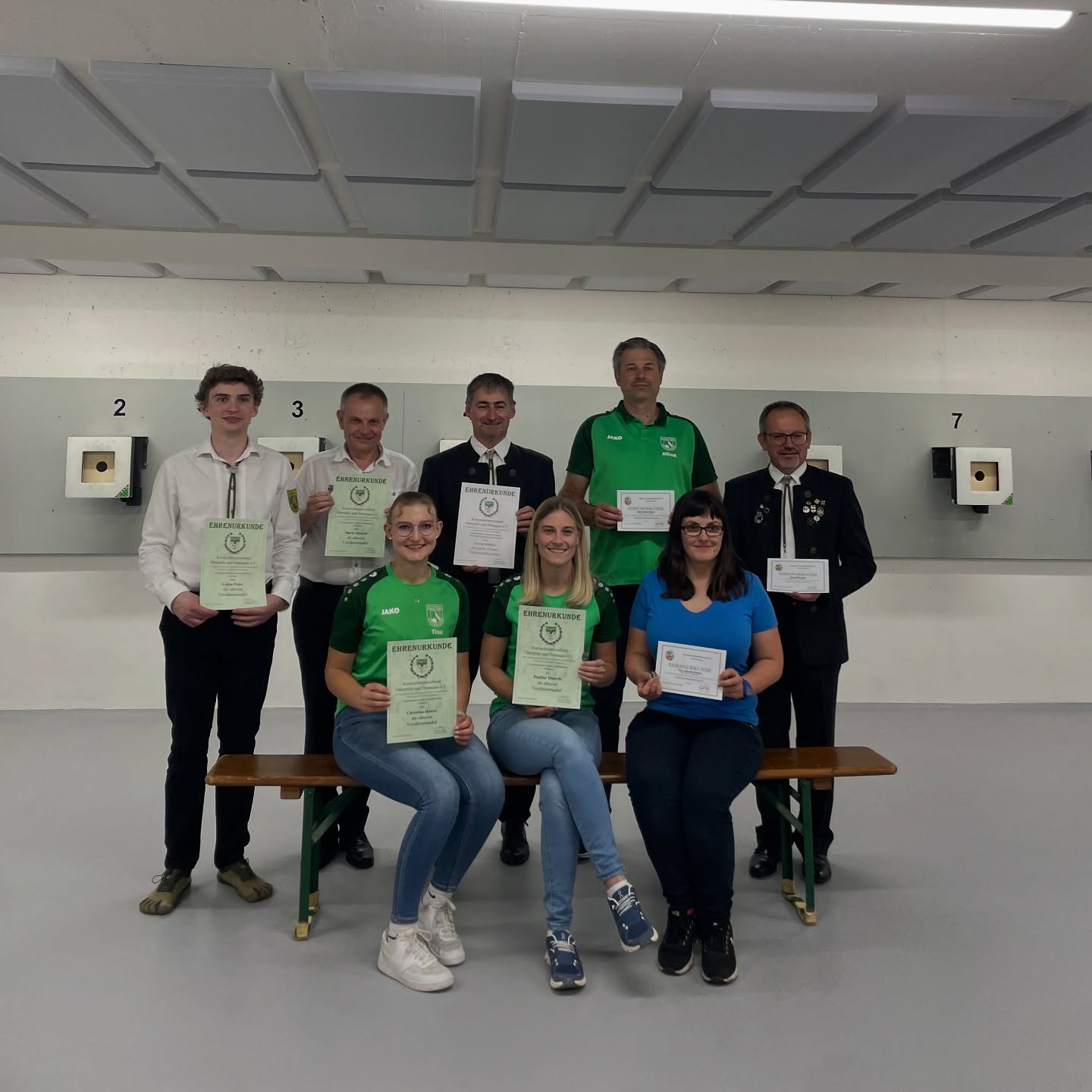 ***Ehrung verdienter Mitglieder***
Natürlich gibt es da noch unsere fleißigen Helferlein die geehrt wurden, für besondere Unterstützung oder Ämter.
Dank euch läuft immer alles wunderbar und der Verein bleibt aktiv, vielen Dank dafür. 💪🏻
Eine besondere Ehrung erhielt unser ehemaliger 1. Schützenmeister Georg Schiller. Er wurde für seine 22-jährige Tätigkeit als 1. Schützenmeister zum Ehrenschützenmeister ernannt. 🥳💪🏻