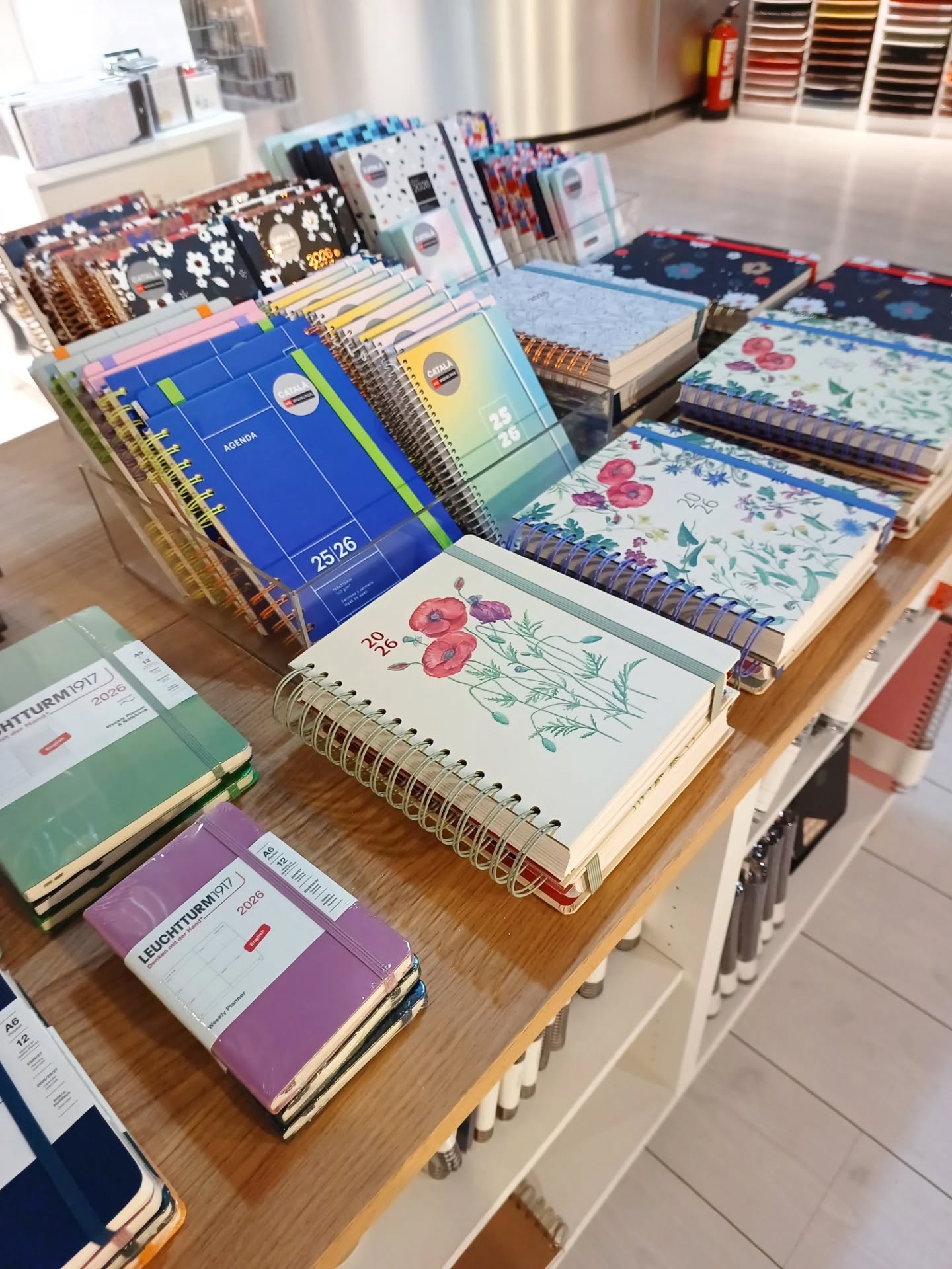 ❤️ Nuevas agendas ❤️
Con estos últimos modelos, la sección de agendas luce así de bonita!!!
Semana vista, día página, semana vista y libreta, anual, escolar, variedad de tamaños, formatos... y unos diseños que son una maravilla!! ?
¿Y tú? ¿De qué formato eres?
#grappapapereria #agenda #agendalovers #papeleriabonita #barcelona