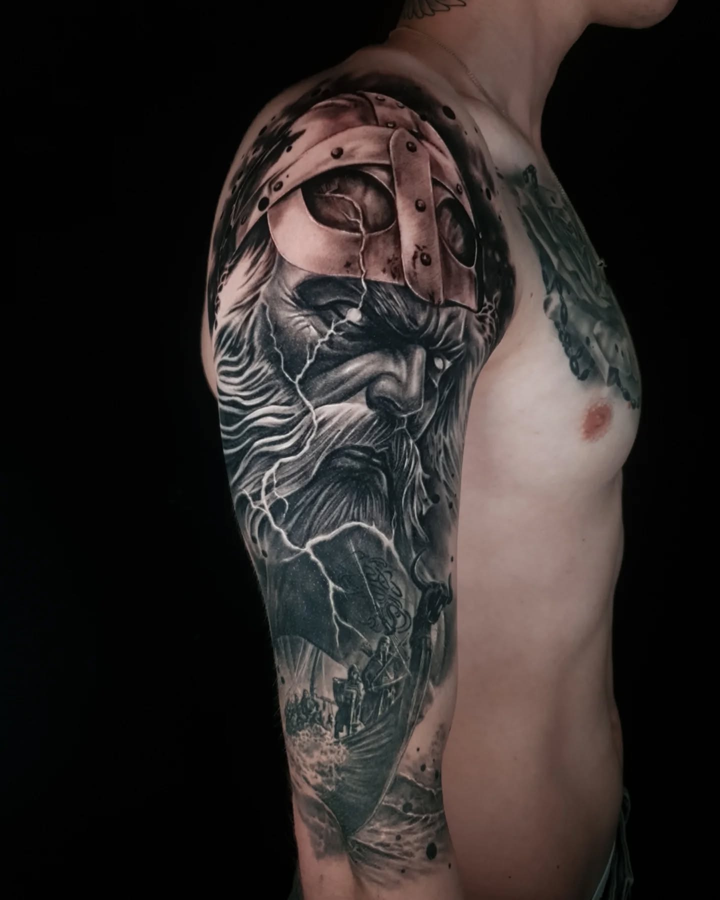 Der Allvater in voller Pracht, bereit für die nächste Fahrt. Odin und sein Schiff – ein Tattoo für wahre Krieger. Wenn dein nächstes Tattoo Stärke, Weisheit und Abenteuer symbolisieren soll, bist du hier richtig. Ich bin spezialisiert auf aussagekräftige Black and Grey Projekte. Bist du bereit, deine innere Stärke auf deiner Haut zu tragen?
.
.
#Wikinger #OdinTattoo #Stärke #Tattooinspo #Tattooartist #Nordisch #Tattooanfrage #WikingerTattoo #NordischeMythologie #BlackandGrey #EpischesTattoo #Wikingerschiff #evilsaintstattoo #evilsaints