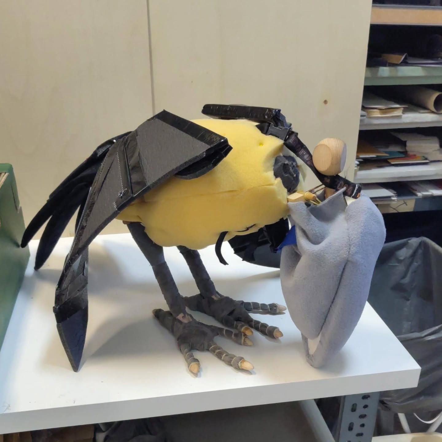 Noch ohne Federn.
Noch ohne Blick.
Aber schon ganz klar: Das wird unser Rabe! 🐦✨
In der Puppenwerkstatt nimmt Rabe Kosmos langsam Gestalt an – aus Stoff, Draht, Fantasie und einer guten Prise Frechheit.
Bald bekommt er Flügel, ein Gesicht … und natürlich eine eigene Meinung. 😅
#RabeKosmos #Puppenwerkstatt #makingof #bühnenmagie #derRabeentsteht #backstagefun
#kulturfürkinder #kindermusik #kinderkonzert #kindertheater