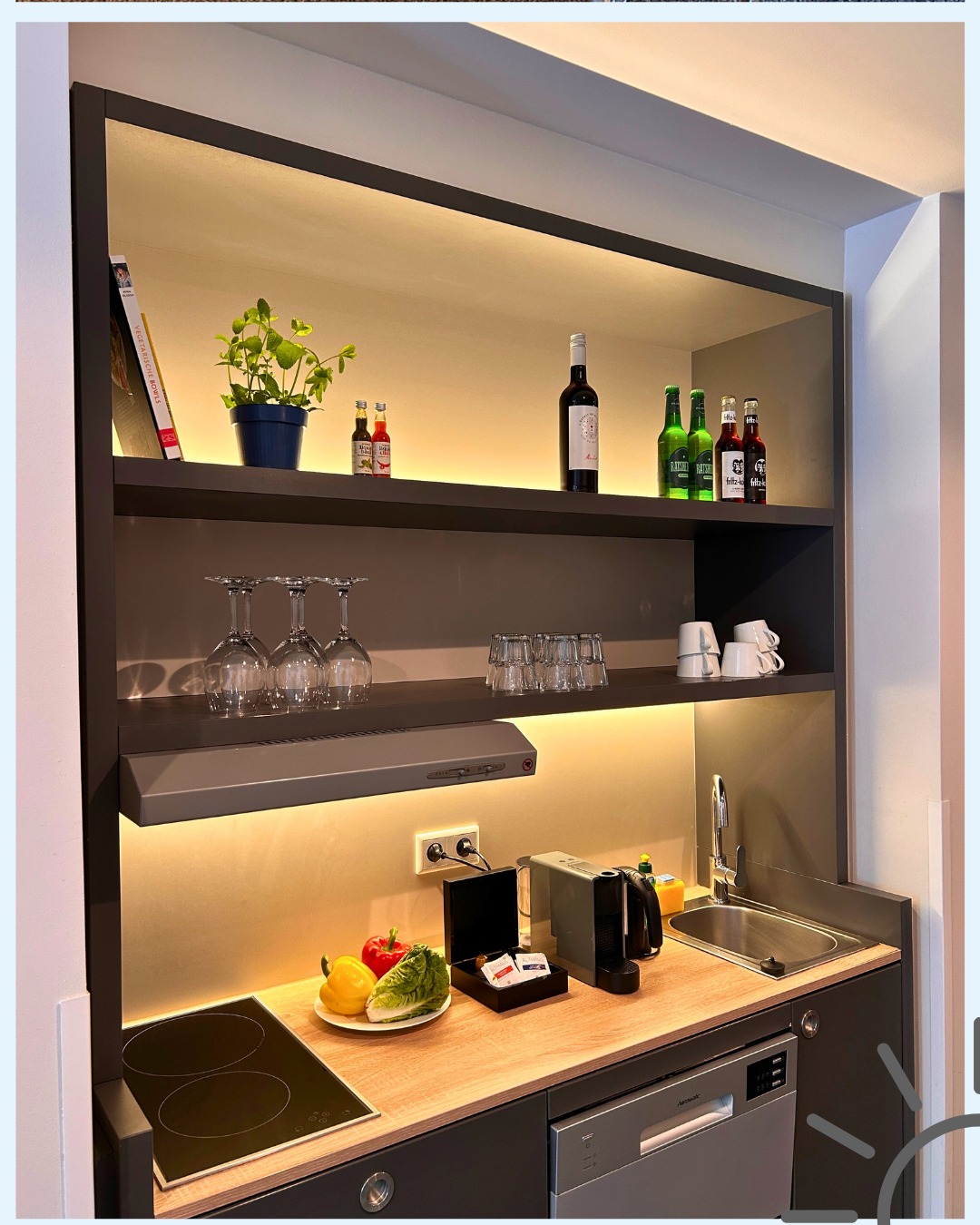 Unsere Kitchenettes sind kleine Raumwunder. ??✨
Neben der Ausstattung mit Tellern, Besteck & Co. findet ihr auch genug Stauraum für eure eigenen Lebensmittel. Heißt: einkaufen, verstauen, kochen – alles easy.
#sylc #kitchenette