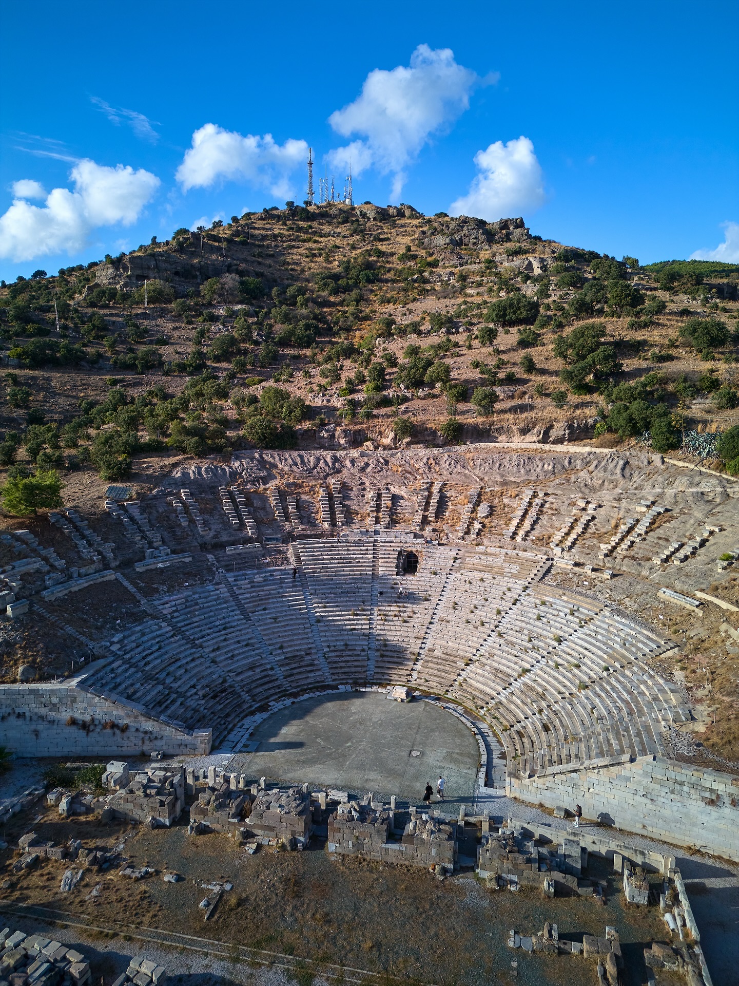 Our trip with @goturkiye to Bodrum, Mugla was filled with unforgettable moments — from exploring ancient history to enjoying modern luxury and warm local hospitality. 🇹🇷✨We discovered the impressive Bodrum Amphitheatre, wandered around the majestic Bodrum Castle, and visited the iconic windmills overlooking the city and sea. Between the days of adventure, we stayed in a beautiful hotel, enjoyed authentic Turkish cuisine, and experienced the vibrant flavors of the region at several Michelin-recommended restaurants. 🍽️Bodrum truly combines culture, nature, and Mediterranean spirit — where every corner tells a story of beauty and tradition. ☺️#goturkiye
