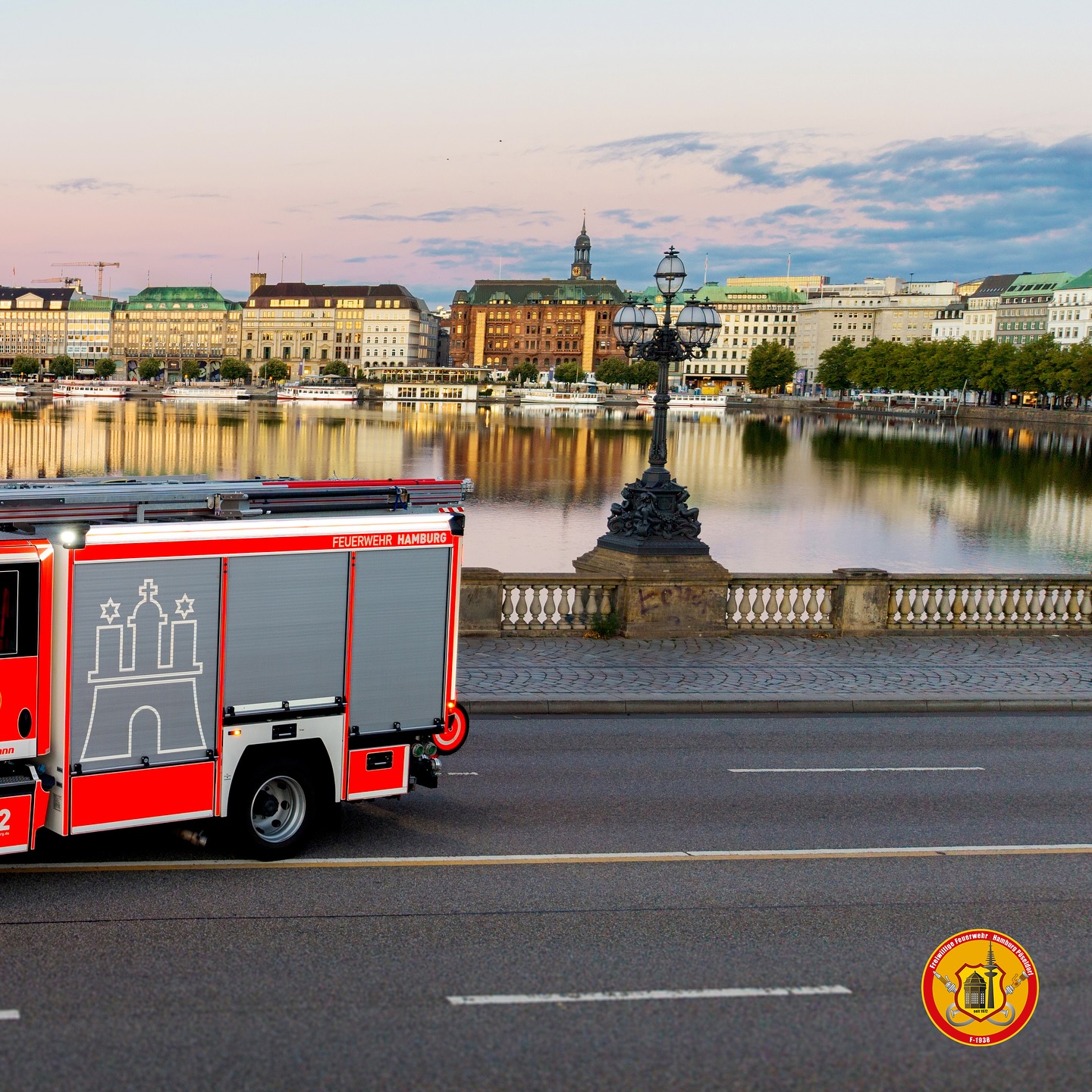 Seit März 2024 sind wir mit dem neuen HLF20 im Einsatz für Hamburg.
Das Fahrzeug bietet modernste Löschtechnik, eine umfassende Ausrüstung für technische Hilfeleistung und eine erhöhte Sicherheit für Mannschaft & Einsatz.
Ein wichtiger Schritt, um euch auch in Zukunft schnell und professionell helfen zu können.
#HamburgBrauchtDich #Freiwillige #Feuerwehr #Hamburg #Pöseldorf #FeuerwehrHamburg #FF #Einsatz
#Ehrenamt #Firefighter #Harvestehude
#Alster #Schanzenpark #schanze