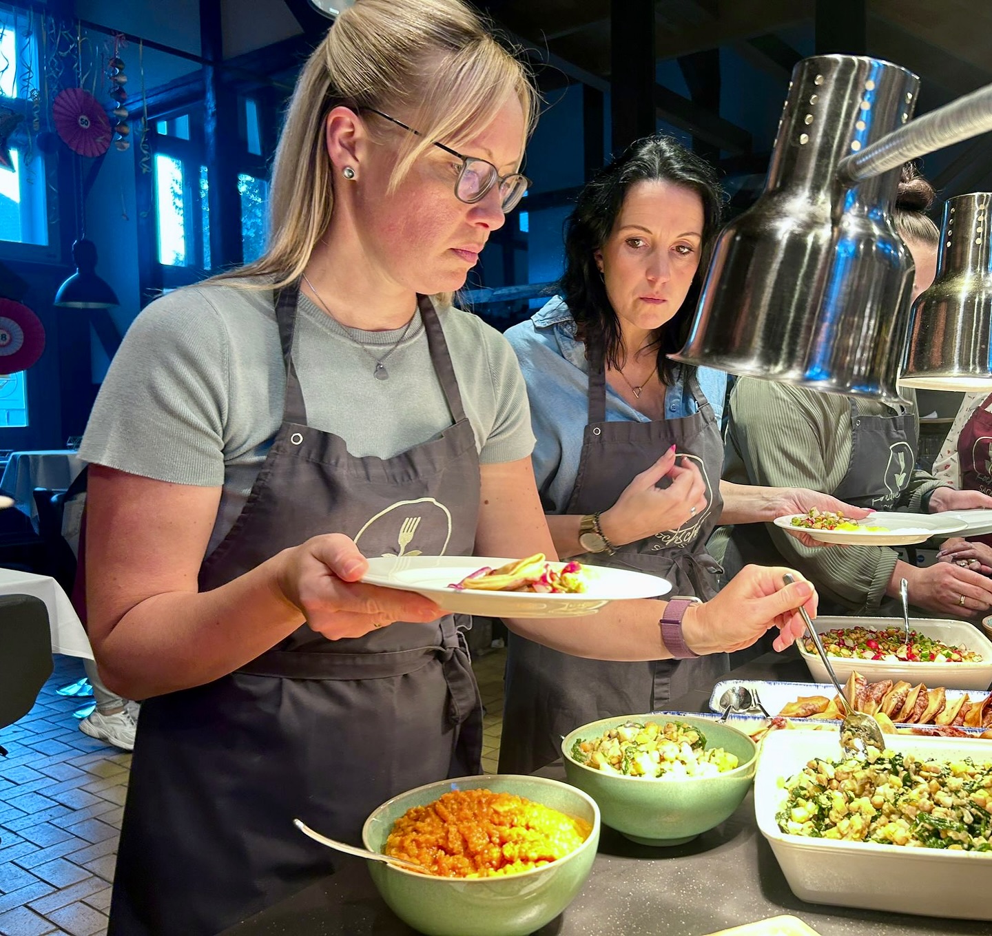 Essen wie in Mumbai – ein Hauch Indien in unserer Kochschule ????️
Bei unserem Kochkurs „Indische Küche“ entführten wir unsere Teilnehmenden auf eine kulinarische Reise durch den Subkontinent mit seinen intensiven Gewürzen und farbenfrohen Zutaten! ☺️
Gemeinsam mit Koch Jens wurde geschnippelt, gerührt, gewürzt und probiert. Auf dem Menü standen klassische und moderne Gerichte aus verschiedenen Regionen Indiens – von aromatischen Currys und frischen Chutneys bis hin zu knusprigen Teigtaschen. Dabei lernten die Teilnehmenden, wie sich die vielseitigen Aromen zu einem tollen Geschmackserlebnis verbinden lassen ?????
Ein herzliches Dankeschön an alle, die dabei waren! Wer beim nächsten Mal ebenfalls in eine andere Kultur eintauchen möchte, findet in unserem Kursplan bestimmt den passenden Termin – die Plätze sind begehrt! ?
?? www.kochschule-sachsen.de
☎️ Tel. 0174 / 2894035
✉️ verkauf@kochschule-sachsen.de
#kochschulesachsen #indischegewürze #kochenlernen #indisch #kochenunteranleitung #kocheninsachsen #curry #chutney #teigtaschen #kochkurs #profikoch