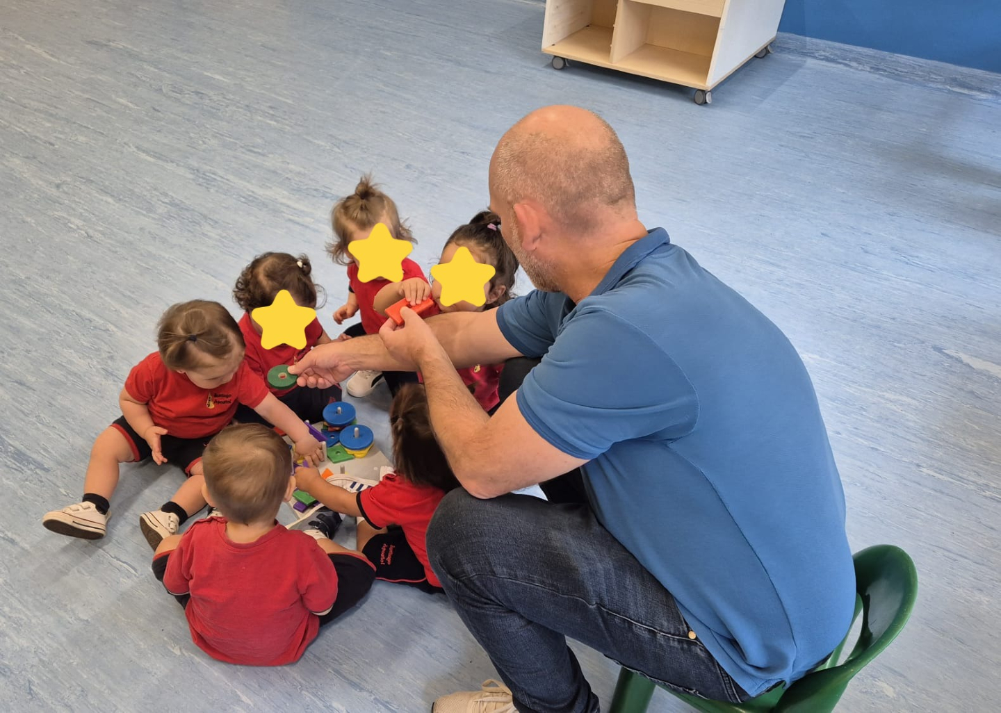 ??? English class with Elliot!
Today in class we discovered colors in English and played with lots of different colors ?
Learning a new language can be fun, creative, and full of surprises ✨